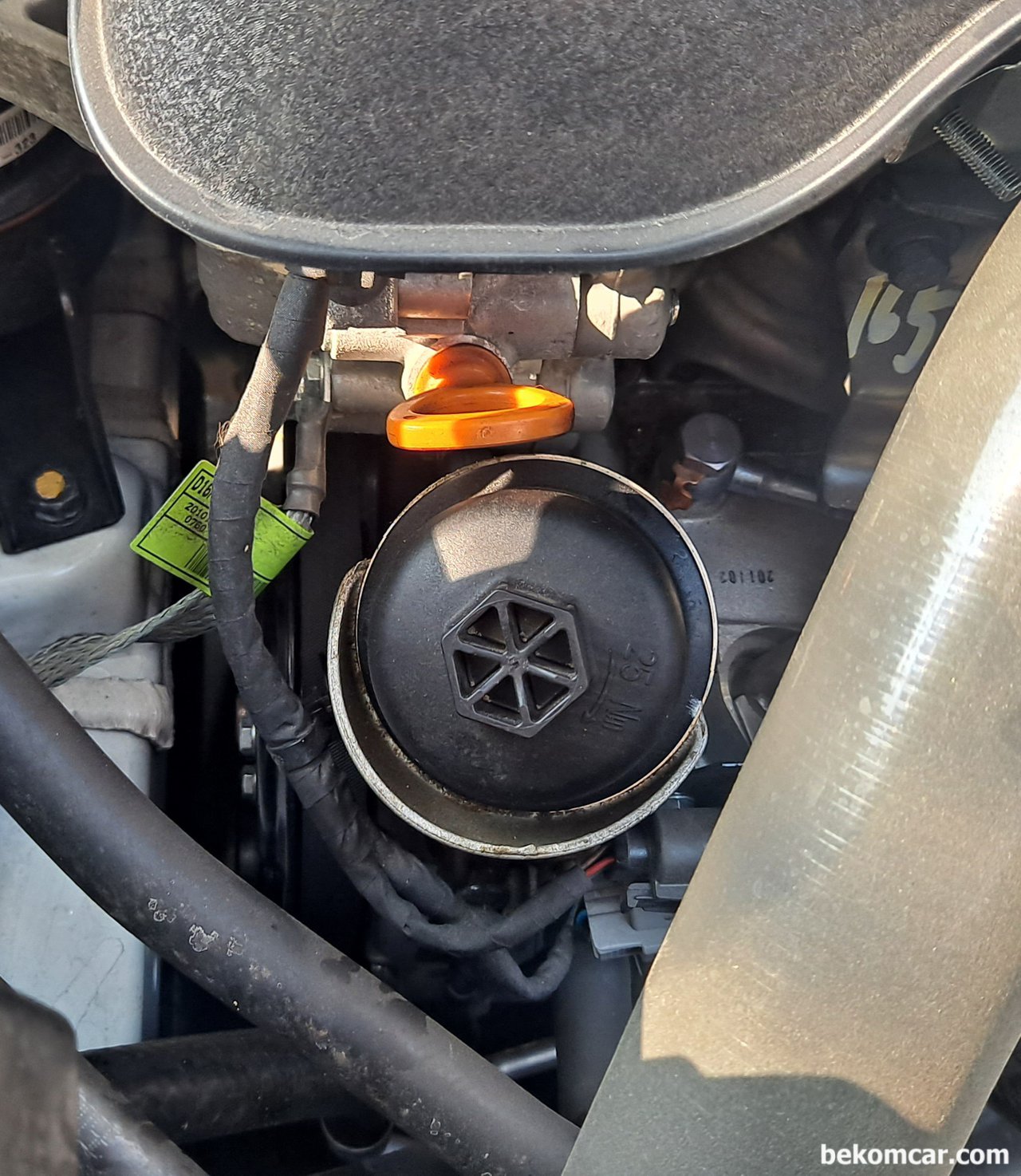 본네트위에 태양열패널 장착한 2016년 쌍용 티볼리 1500cc, 본네트위에 태양열패널 장착한 쌍용자동차 티볼리의 엔진오일필터 위치, 카트리지 타입이다.|贝科姆汽车 (bekomcar)