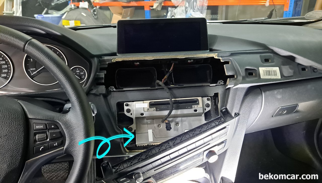 BMW F30 안드로이드 설치시 공간이 없어서 안드로이드설치가 힘드네요. 공간확보를 어떻게 하나요?, BMW F30 안드로이드 설치시 CAN BUS 커넥터 연결시 아래쪽 혹 뒤쪽 공간이 없다. 기존 라디오 기기의 높이가 꽉 차 있기 때문이다.|베콤카 (bekomcar.com)