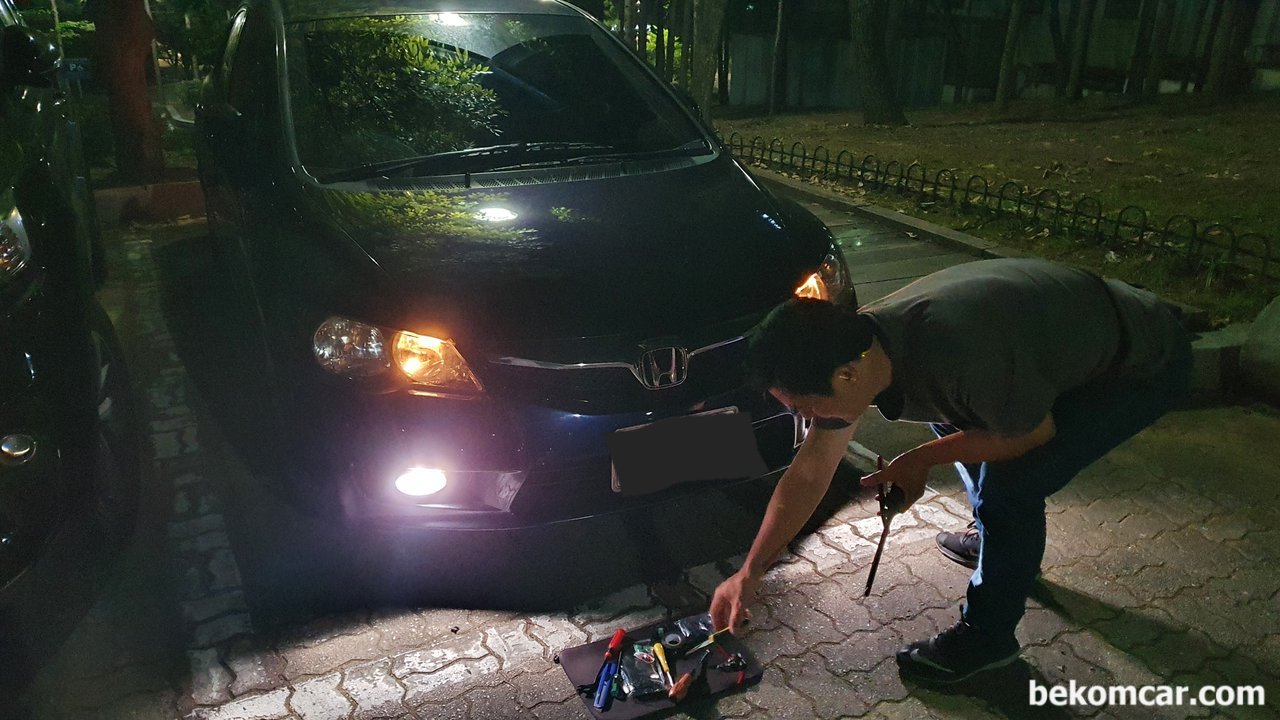 혼다 시빅 출장 안개등 좌 우 교환 및 커넥터 작업, 집 앞 주차장에서 혼다 시빅 하이브리드 안개등 전구 커넥터 작업과  전구 교환을 한다.|베콤카 (bekomcar.com)