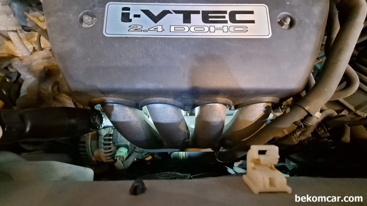 혼다 엘레먼트 2003년 4WD K24엔진을 탑재했다, 혼다 엘레먼트 2003년 4WD 차량으로 인테이크 안쪽으로 라이트를 비추어보면 인테이크 사이로 스타트모터랑 센서등이 보인다. K24의 전형적인 환경이다.|贝科姆汽车 (bekomcar)