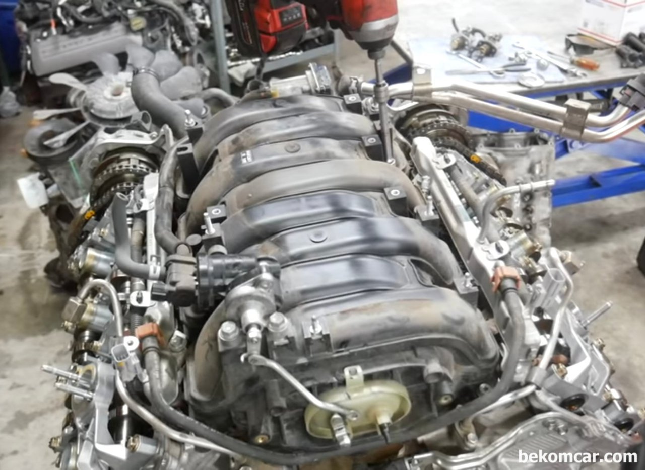 렉서스 LS460 1UR-FXE 엔진구조 참조, LS460 엔진이다. 1UR-FXE로 V8 대표적인 엔진이다. Photo: I Do Cars. https://youtu.be/9kyooH5a2Hs|بيكومكار (bekomcar)