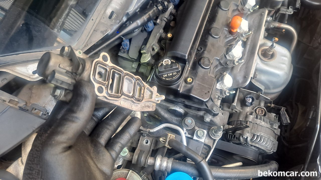 혼다 시빅 8세대 조수석 아래 누유원인이 VTEC 스풀벨브라고 합니다. VTEC 이 뭔가요?, 혼다시빅 8세대 1.8 VTEC로커암 스풀벨브 가스켓 교체하면 누유를 막을수 있다.|베콤카 (bekomcar.com)