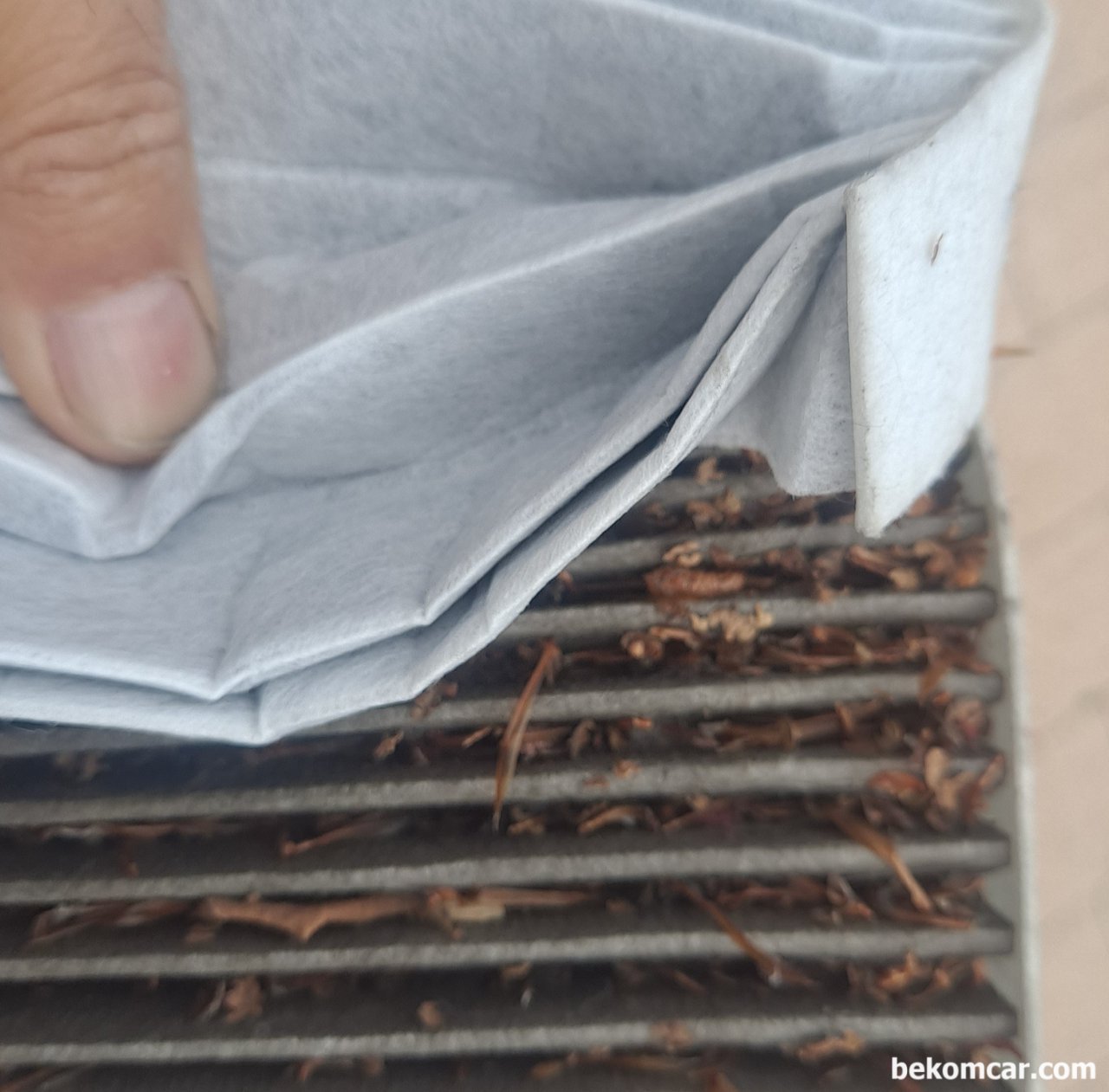 깜박하고 넘어가는 실내공기필터 (Cabin air filter)를 잘 챙기자, 안쪽과 비교해보니, 에어필터가 제 역할을 잘 해준것 같다. 안쪽은 오염이 하나도 없다. 캐빈필터 (Cabin Filter) 는 꼭 잘 챙겨야 겠다.|베콤카 (bekomcar.com)