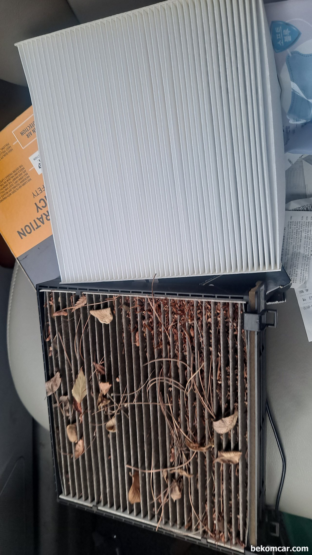 깜박하고 넘어가는 실내공기필터 (Cabin air filter)를 잘 챙기자, 깜박하고 넘어가는 실내공기필터 (Cabin air filter) 상태가 매우깨끗하지 않다.|베콤카 (bekomcar.com)