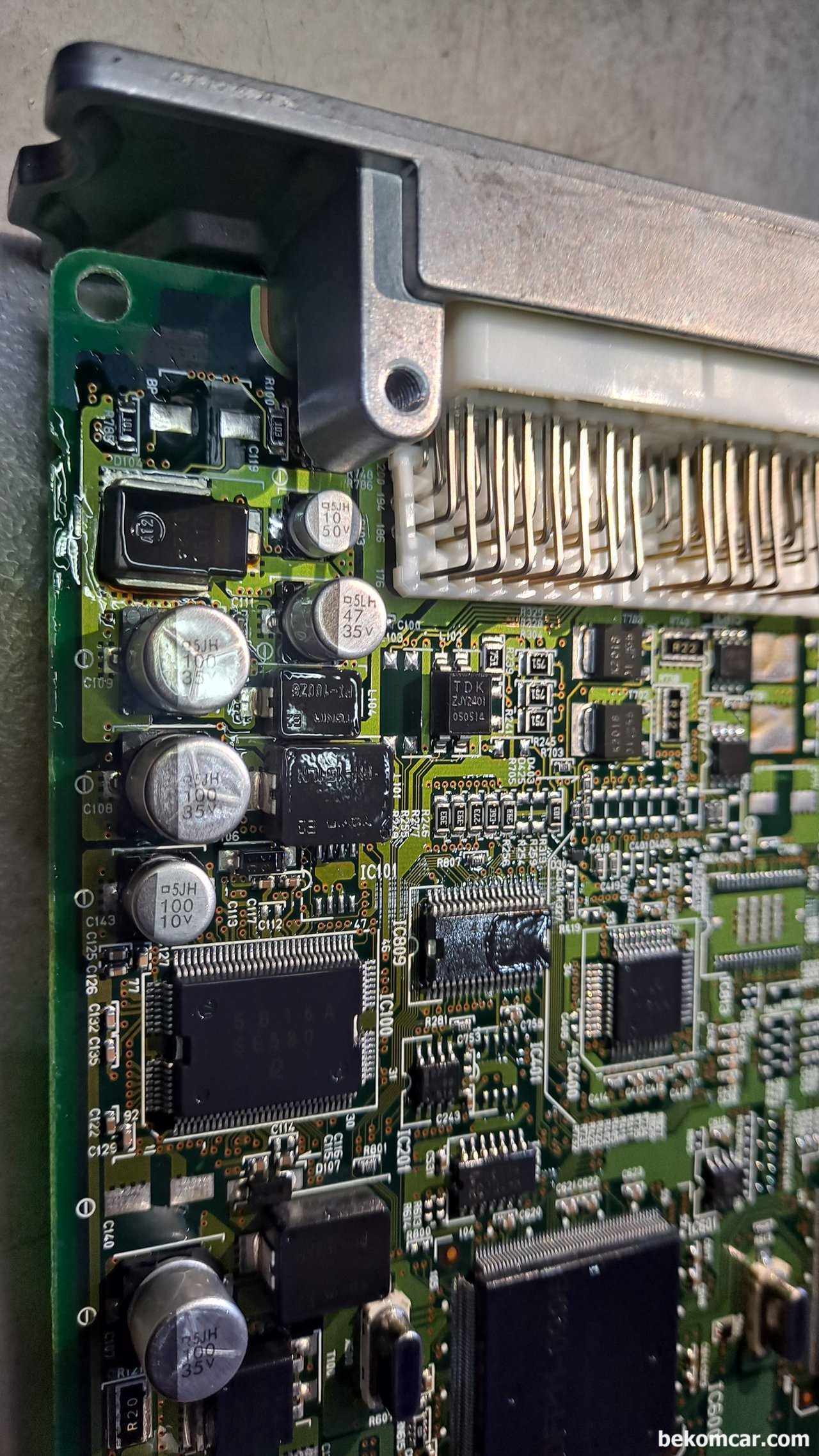 렉서스 GS430 ECM 및 미션이슈등 1차 진단수행, 렉서스 GS430 ECM PCB보드 및 관련사진이다. 보통 캐패시터 리크가 있거나 탄 흔적 핀 상태등을 점검하는데 육안점검은 상태가 좋다.|베콤카 (bekomcar.com)