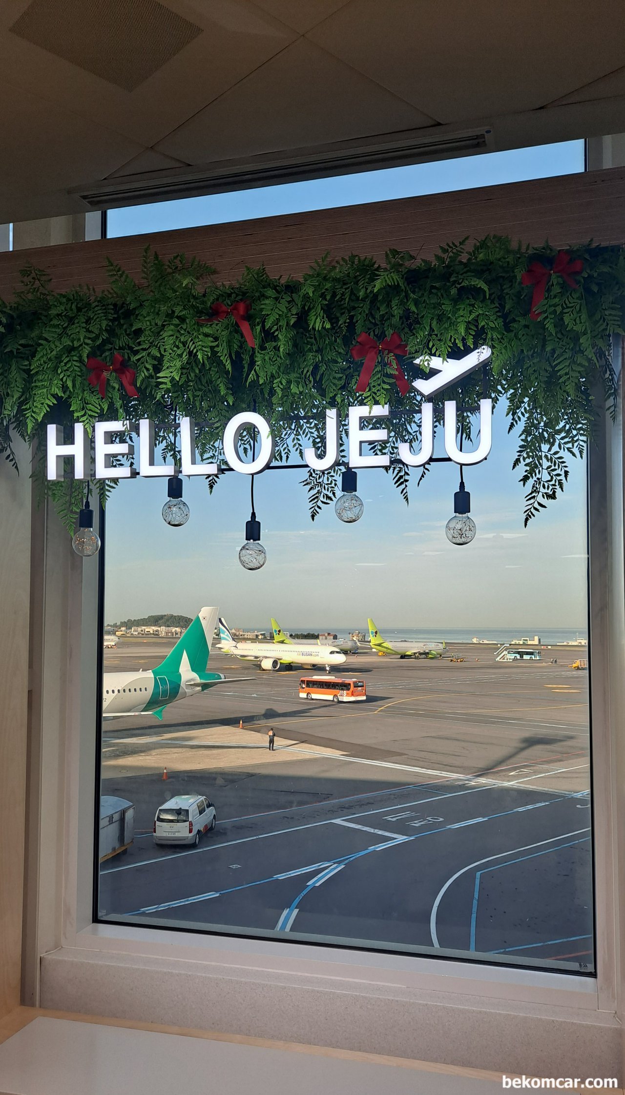 김포공항에서 제주로 가는데 일찍이지만 바쁘다, 제주공항 출국장으로 가는길에 반가운 조그마한 창문이 있다.|ベコムカー (bekomcar)