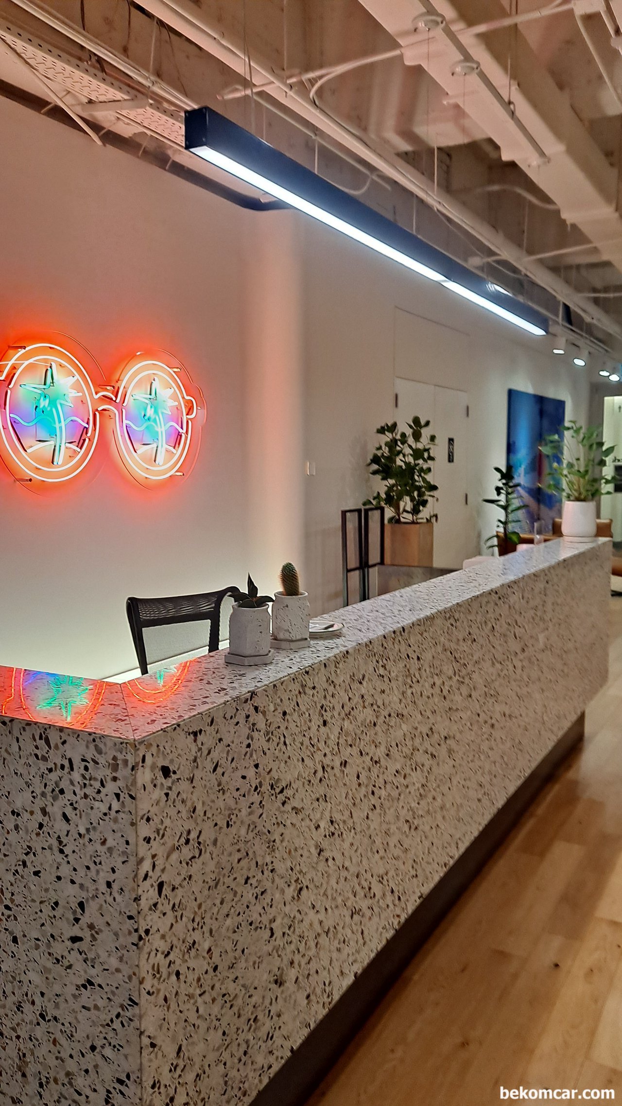 카푸치노 커피, 참 좋아한다. 오늘도 카푸치노와 함께, 서울스퀘어 wework 라운지 의 리셉션 공간. 가끔씩 붐비는곳이다.|بيكومكار (bekomcar)