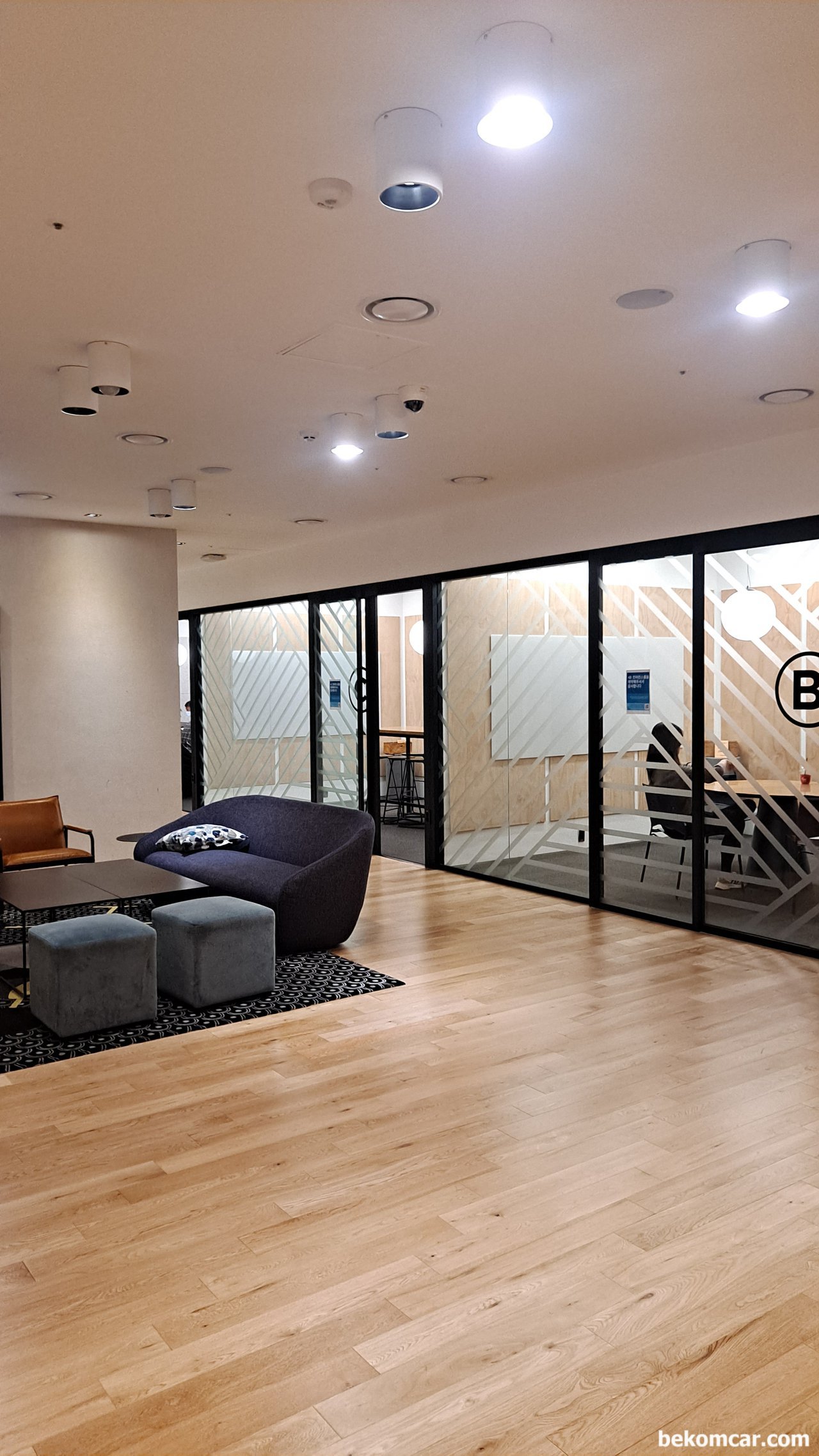 카푸치노 커피, 참 좋아한다. 오늘도 카푸치노와 함께, 서울스퀘어 wework 라운지인데 이 공간을 지나서 회의실로 간다. 회의실이 작업공간이다. 사실 다 작업공간이지만.|بيكومكار (bekomcar)