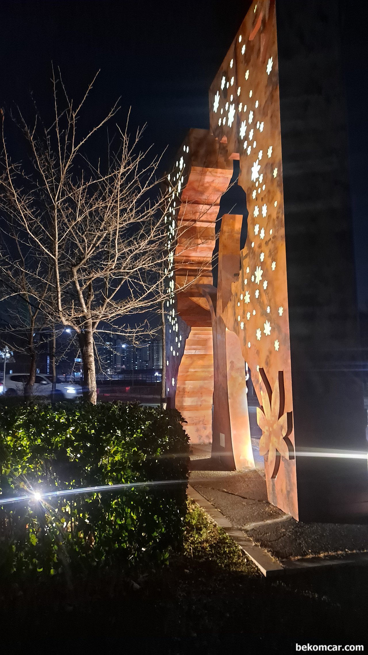 오늘도 즐겁게 일하고 스스로 걸어서 집으로 간다, 풍산역에서 집으로 가는중 잠간 쉬는사이, 공원에 있는 조각상.|ベコムカー (bekomcar)