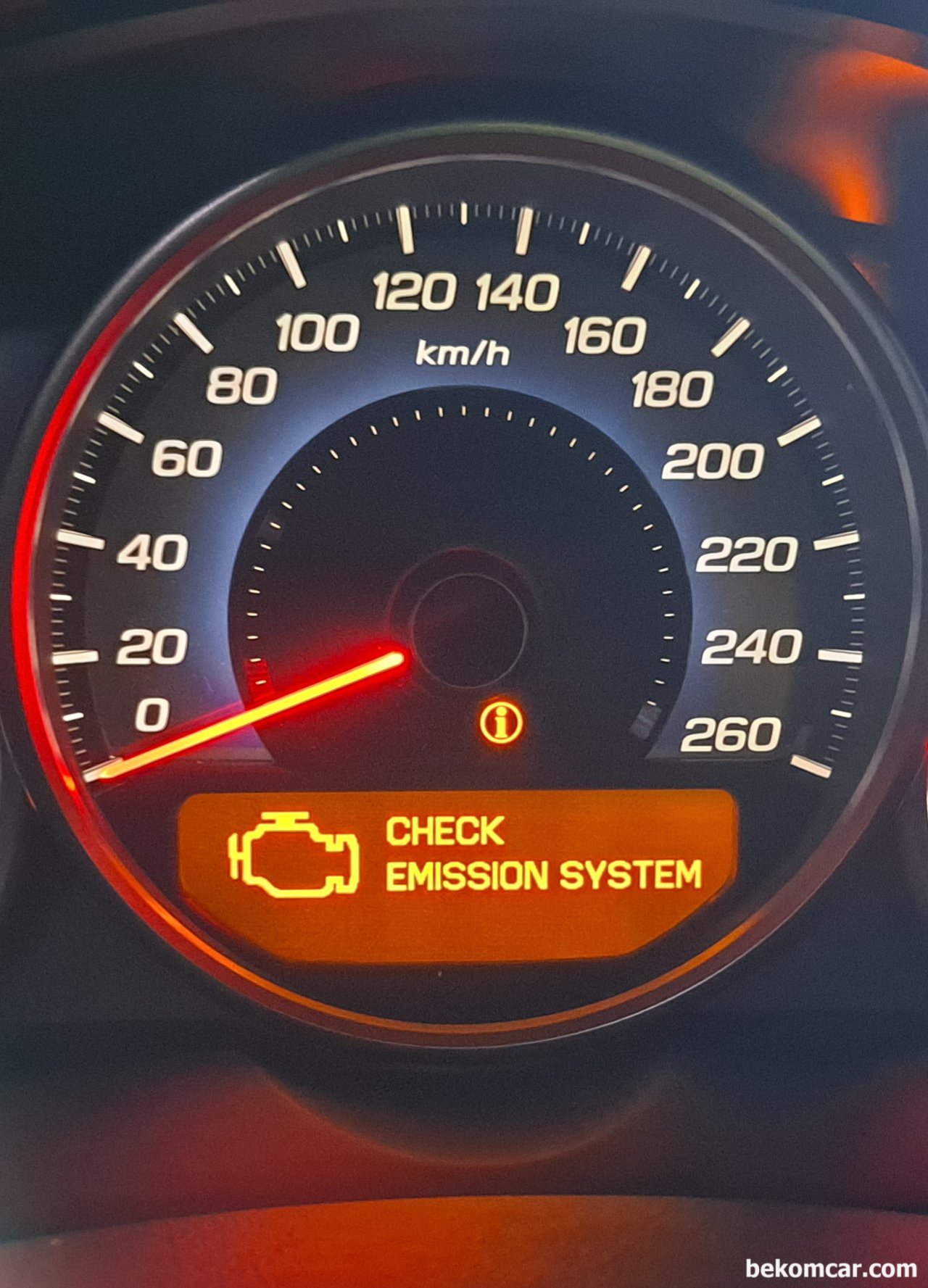 혼다 레전드 CHECK EMISSION SYSTEM 메시지, 혼다 레전드 CHECK EMISSION SYSTEM 메시지가 떠 있는 대시보드. 베콤카의 차량진단중에 발견된 P0171 & P0174 인경우이다. 즉, 공기 혹 연료 공급시스템에 이슈가 있다는 의미이다.|베콤카 (bekomcar.com)