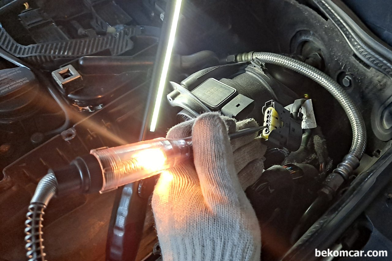 벤츠 W211 E200K MAF 공기량 센서 진단작업, 벤츠 W211 E200K MAF센서 파워와이어 B+ 찾아내는 방법. KOEO시 DMM으로 체크하거나 테스트라이트로 확인한다.|ベコムカー (bekomcar)