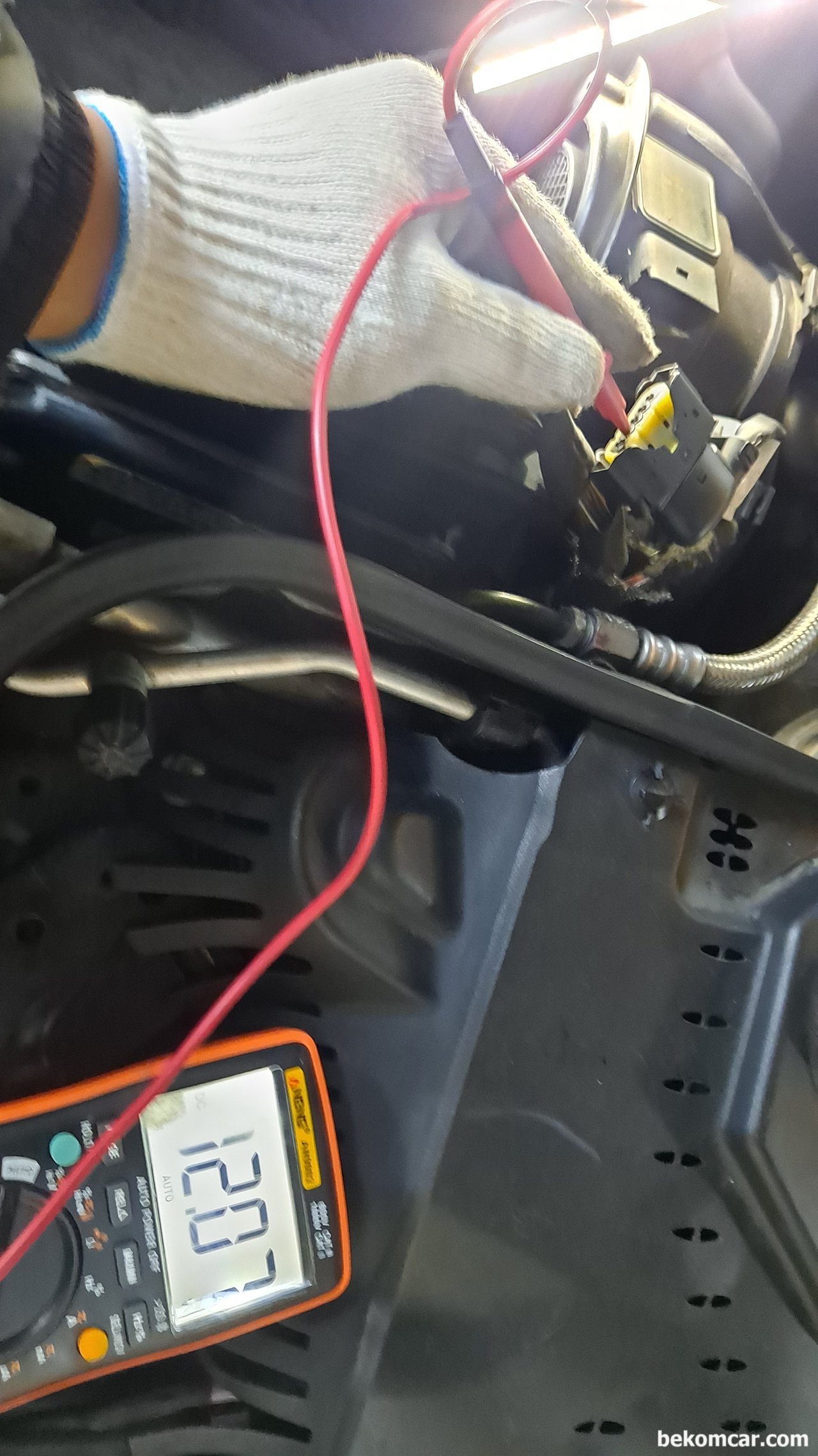 벤츠 W211 E200K MAF 공기량 센서 진단작업, 벤츠 W211 E200K MAF센서 파워와이어 B+ 찾아내는 방법. KOEO시 DMM으로 배터리 전압을 확인한다.|ベコムカー (bekomcar)