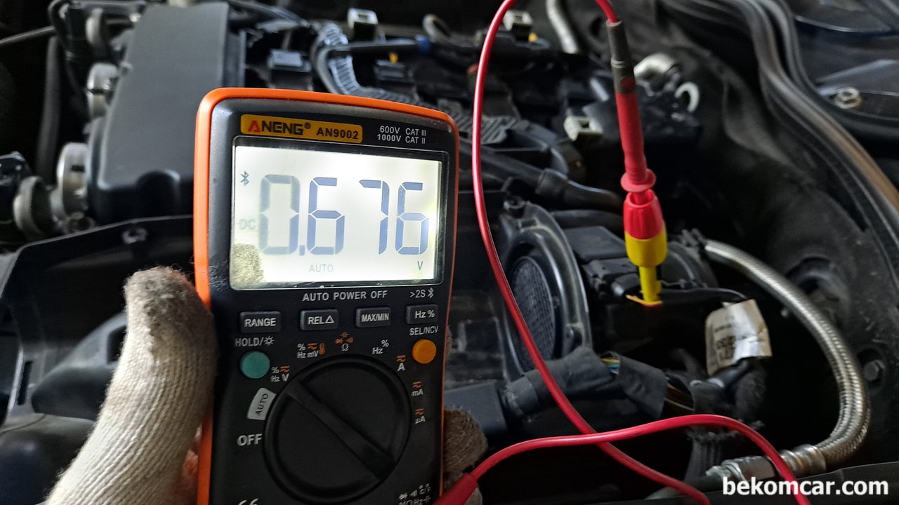 벤츠 E200K W211, MAF 센서 시그널전압 측정값, 진단기 MAF센서 신호전압에 이어, 직접 MAF센서 시그널배선에서 측정시에도 매우 낮은값을 보여주고 있다. 베콤카 진단차량은 벤츠 W211 E200K M271 엔진이다.|ベコムカー (bekomcar)