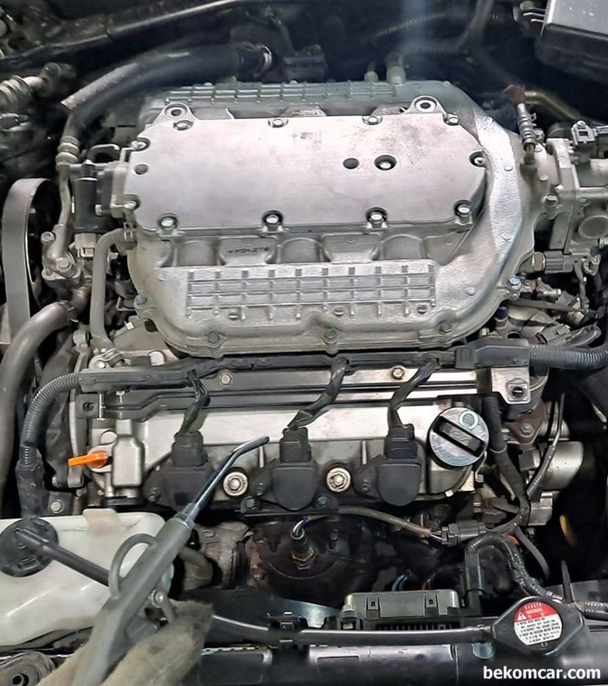 혼다 3.5 V6 어코드인데, 힘이 필요할때는 6기통을 사용하고 힘이 필요없을때에는 4기통만 사용하나요?, 자료사진은 혼다 레전드 V6의 엔진룸이다. 차량쪽이 왼쪽부터 1 2 3번 실린더 그리고 범퍼쪽왼쪽부터 4 5 6 번 실린더이다.|بيكومكار  (bekomcar)