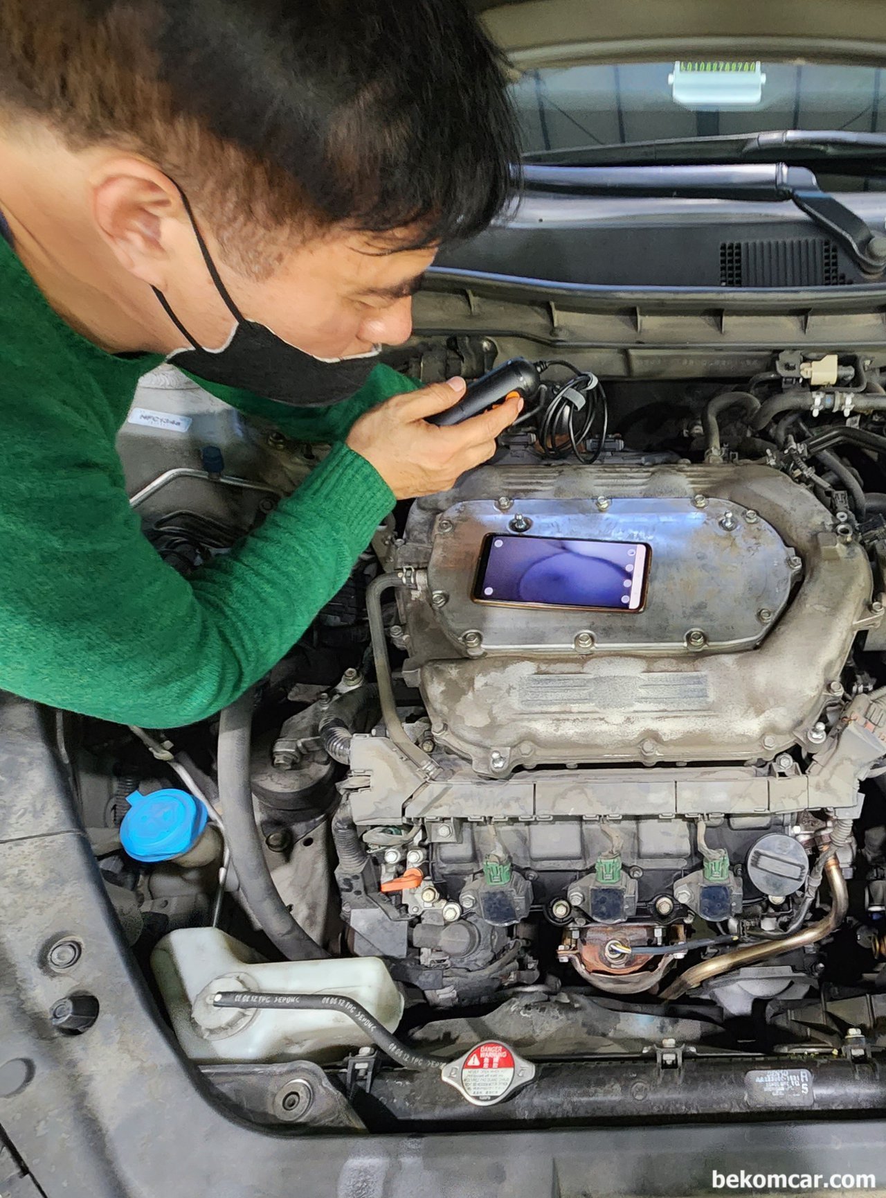 혼다 어코드 2.4L, K24엔진 7.5세대 P0420 촉매이상, 촉매 고장코드로 정밀진단 과정중 실제 촉매상태를 내시경으로 살펴본다. 다행히 물리적 손상은 없는듯하다. 진단기 및 내시경등 진단을 통하여 촉매를 살릴수 있는지 판단한다. 이번 베콤카 촉매고장코드 진단차량은 혼다 크로스투어 이고 살릴수 있을것 같다는 결론을 내린다. 뱅크1 촉매를 내시경으로 점검중이다.|ベコムカー (bekomcar)