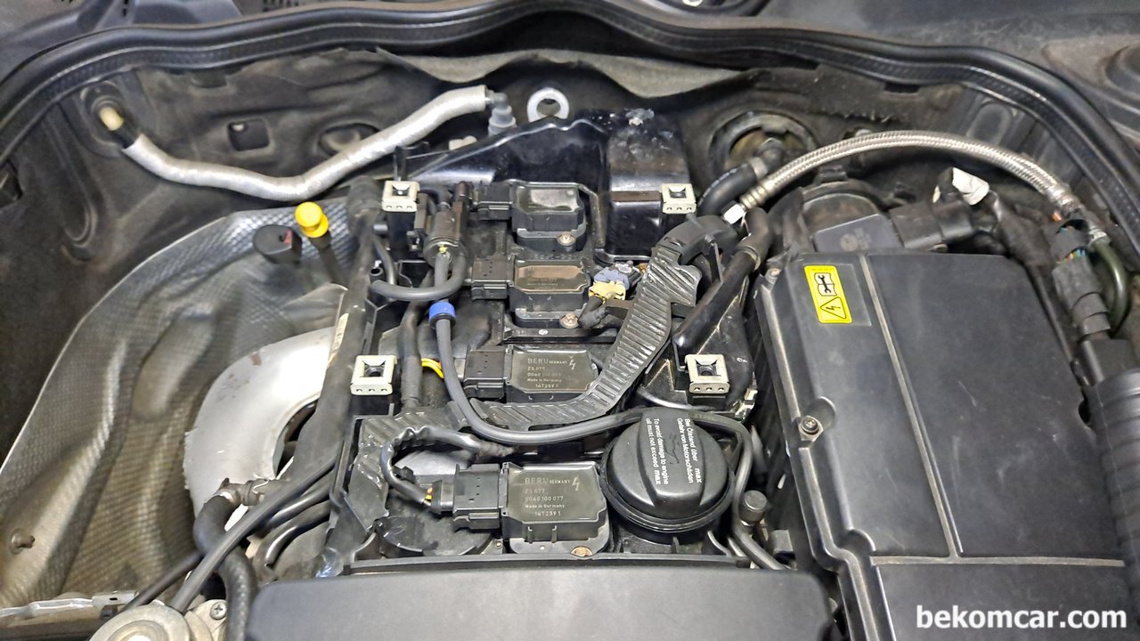 벤츠 W211 E200K 왕눈이 점화코일 응급조치 상태, 벤츠 W211 왕눈이 점화코일 상태이다. 엔진룸 여러곳에 작업한 흔적이 있다. 일부는 좀 아쉬운것도 있다.|ベコムカー (bekomcar)