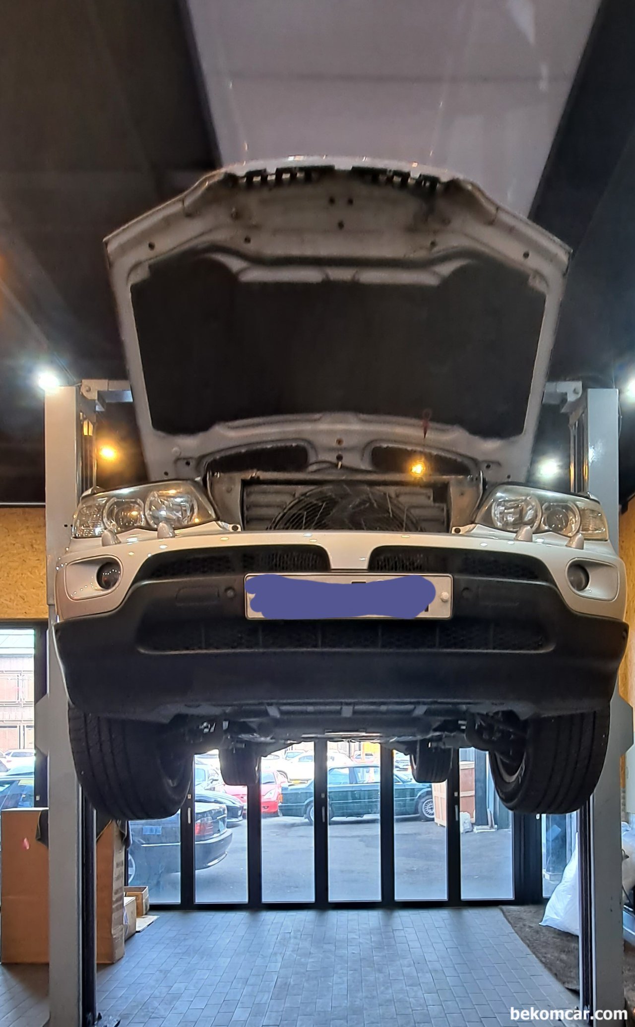 BMW X5 E53 3.0i 엔진오일교환, BMW X5 E53 3.0i 엔진오일교환. 8리터를 주입후에 Max라인이 되었다. 엔진오일 드레인플러그(17mm)와 오일필터 토크는 25Nm이다. 둘 다 같은 25Nm이다. 좀 특이하다. 그리고 플라스틱이라 주의해서 너무쎄게 조이지 않는다.|ベコムカー (bekomcar)