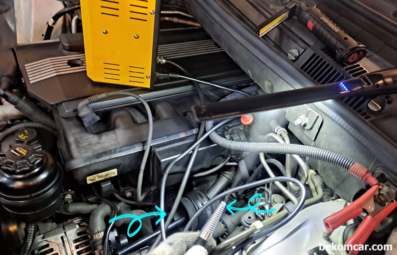 에어필터연결되는 에어덕 크랙, BMW X5 E53, 이번에는 베콤카에서 P0171 P0174 공연비 희박고장 코드에 의하여 여러가지 작업을 했다. DISA벨브, IAC벨브 & 각종 호스류 크랙등을 정확하기 파악하기 위하여 연막테스트(Smoke Testing)을 하였다. 다행이 엔진오일 딥스틱, 연료캡, 진공호스, 에어덕(아래 & 위), 인테이크, PCV호스등 어디에도 연막이 누설되는곳은 없다. DISA벨브 열림 고착이 가장 큰 원인으로 판단된다.|베콤카 (bekomcar.com)