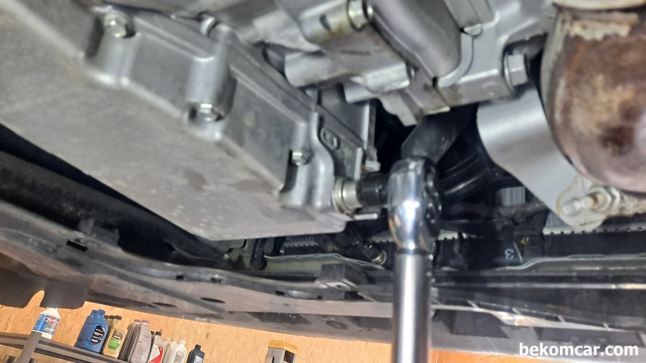 혼다어코드 9세대 1.5T CVT 미션오일교환, 먼저 49Nm 토크로 잠근다. 드레인볼트는 무조건 토크로 잠겨있던지 풀려있던지 둘 중 하나이어야 한다. 나중에 토크로 잠근다, 이런것 없다. 이번 베콤카 정비 차량은 혼다 어코드 9세대 1.5T CVT이다.|베콤카 (bekomcar.com)