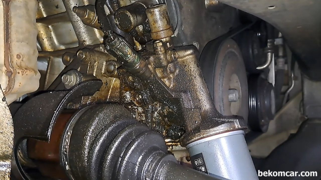 혼다 J35엔진 VTEC스풀벨브 오일누유, Credit: Parts Shooter, https://www.youtube.com/watch?v=1z6DqHLr5Rc
혼다 J35엔진의 누유중 하나가 바로 VTEC 스풀벨브 누유이다. 이 경우는 좀 심하지만, 10만키로 점검시에는 벨브커버가스켓, VTEC스풀벨브, 캠새프트쓰러트스 리테이너등 한번에 누유작업을 하면 좋을듯 하다.|베콤카 (bekomcar.com)