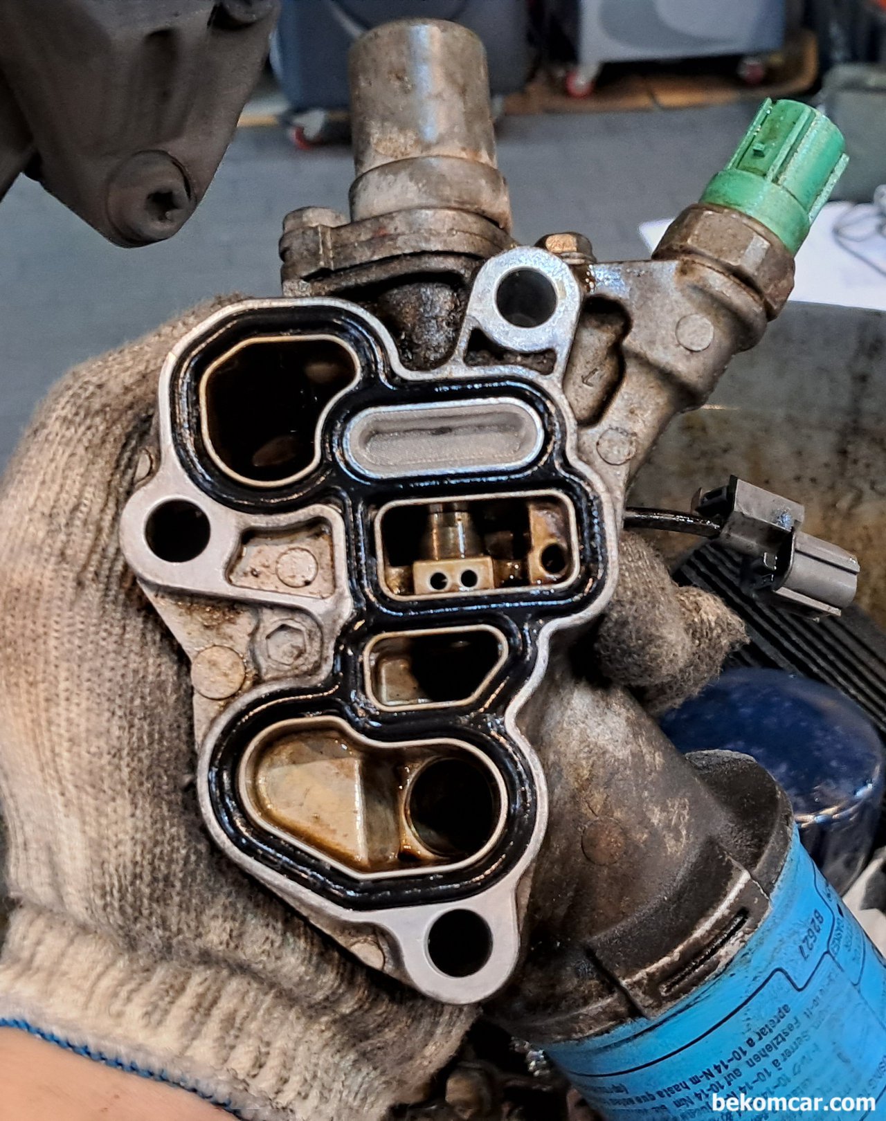 혼다 레전드 4세대 VTEC 스풀벨브 가스켓 교환시 주의점, 혼다 J35 엔진의 VTEC 스풀벨브이다. 가스케세 필터가 있는데 매우 미세한 구멍이다. 오일관리가 참 중요하다는것을 느낀다. 그리고 상단 오른쪽에 오일압력스위치가 있다. 여기에도 O링이 들어간다. 누유가 있을수 있어 이것도 함께 교환한다. 이번 베콤카 VTEC 스풀벨브 가스켓 작업은 혼다 레전드4세대이다.|베콤카 (bekomcar.com)