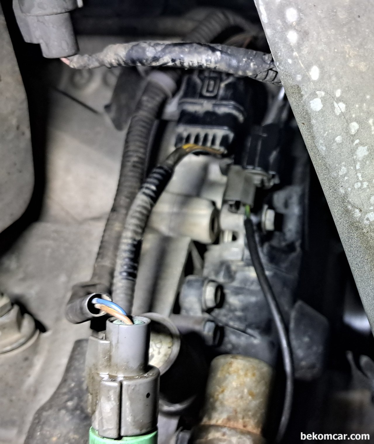 혼다 레전드 4세대 VTEC 스풀벨브 가스켓 교환시 주의점, 혼다 J35엔진 VTEC 스풀벨브 가스켓 교환시 오일압력스위치와 콘트롤러 커넥터를 분리해야 하는데, 잘 보이지 않는다. 검사 거울을 이용하여 위치를 파악하는것도 좋다. 실제 하다보면 감각으로 작업을 하게되는 부분이다. 특히 V6엔진은 어느메이커 차량이든 감각으로만 작업하는 부분이 많은것 같다.|베콤카 (bekomcar.com)
