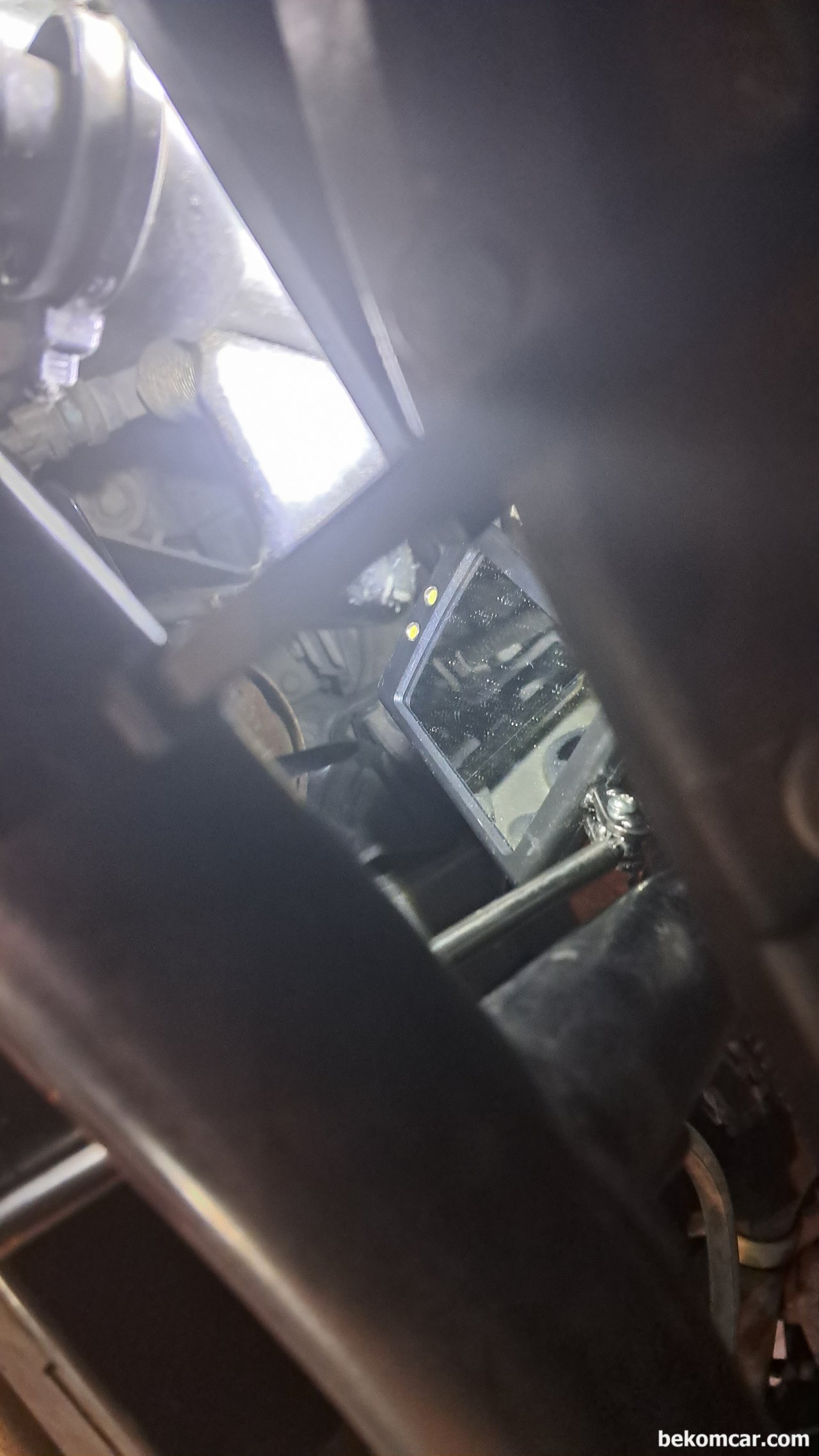 혼다 레전드 등 J35엔진 벨브커버 가스켓 교환, 벨브커버 가스켓 작업후 볼트를 체결하기전에 점검 거울을 이용하여 전체적으로 가스켓이 자기 자리를 잘 지키고 있는 체크한다. 그런 다음에 3회에 거쳐서 최종적으로 규정 토크 12Nm로 잠그어준다.|베콤카 (bekomcar.com)
