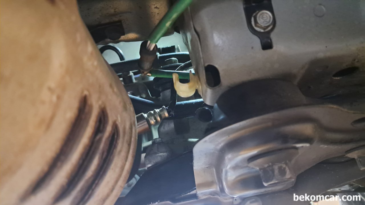 혼다 3세대 CRV K24Z1엔진 산소센서1번 교환, 혼다 3세대 CRV K24Z1 산소센서1번을 교환한다. 위치가 어렵지는 않지만 커넥터위치는 좀 불편하다. 위쪽 혹 아래쪽에서 접근이 가능하다. 커넥터 탈거 전용공구가 있으면 좋을듯하다.|베콤카 (bekomcar.com)