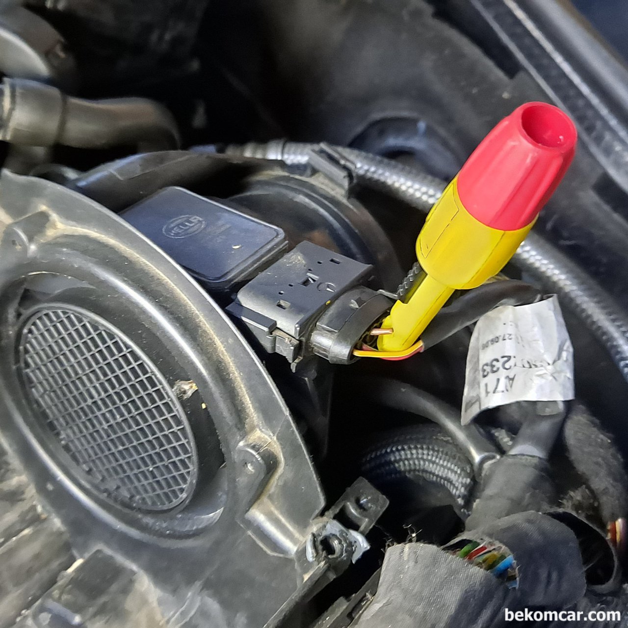 벤츠 E200K W211, 201C-001 농후고장코드, 벤츠 E200K W211, 201C-001 농후고장코드 진단을 위하여 하나씩 점검해 나간다. 점검중에 MAF센서의 상태를 점검하기 위하여 프로브를 설치중이다. 스냅샷 테스팅시 4.00V정도 이상이 되어야 한다.|베콤카 (bekomcar.com)
