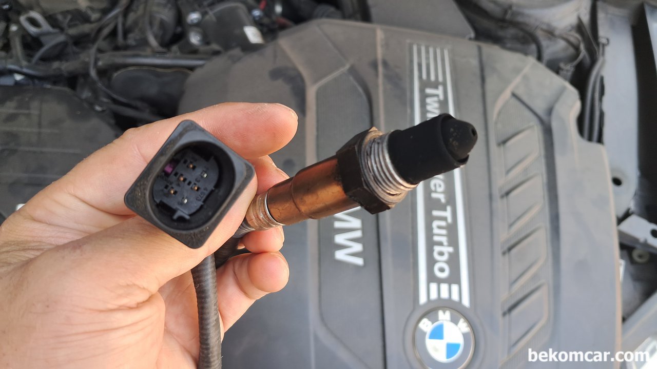 BMW 320D 촉매전단계의 공연비 계산에 사용되는 산소센서1번 교환, BMW 320D 촉매전단계의 공연비 계산에 사용되는 산소센서1번 교환후 상태를 보니 상당한 오염이 되어 있다. 320D 산소센서1번은 6와이어로 Wide band AFR 센서이다. 산소센서1번 교체후 고장코드 삭제후 나타나지 않는다.|베콤카 (bekomcar.com)