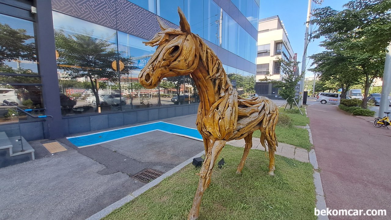 일산의 한 거리에서 만난 목마, 나무막대가 모여있다., 일산의 한 거리에서 만난 말 조각상. 그냥 나무로 있으면 아무것도 아닌데 모여서 자리를 잘 잡으니 하나의 멋있는 작품이 된다|贝科姆汽车 (bekomcar)