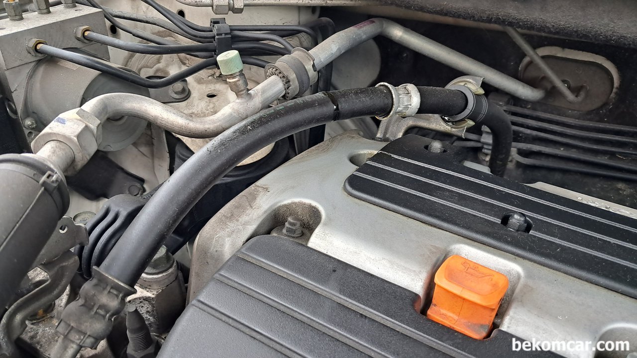 혼다 CRV3세대, 파워오일통 공기유입 거품상태, 파워핸들오일 누유가 흘러서 VTEC 스풀벨브 쪽으로 흐르고 있다. 파워액은 고무류등을 녹일 수 있어서 시급히 정비하는것이 좋겠다. 고압호스는 가격이 상당히 높은편이다. 하지만, 더 큰 정비비 절감을 위해서는 파워오일교환과 고압호스 크랙을 신속히 정비하는것이 더 좋을것이다.|贝科姆汽车 (bekomcar)