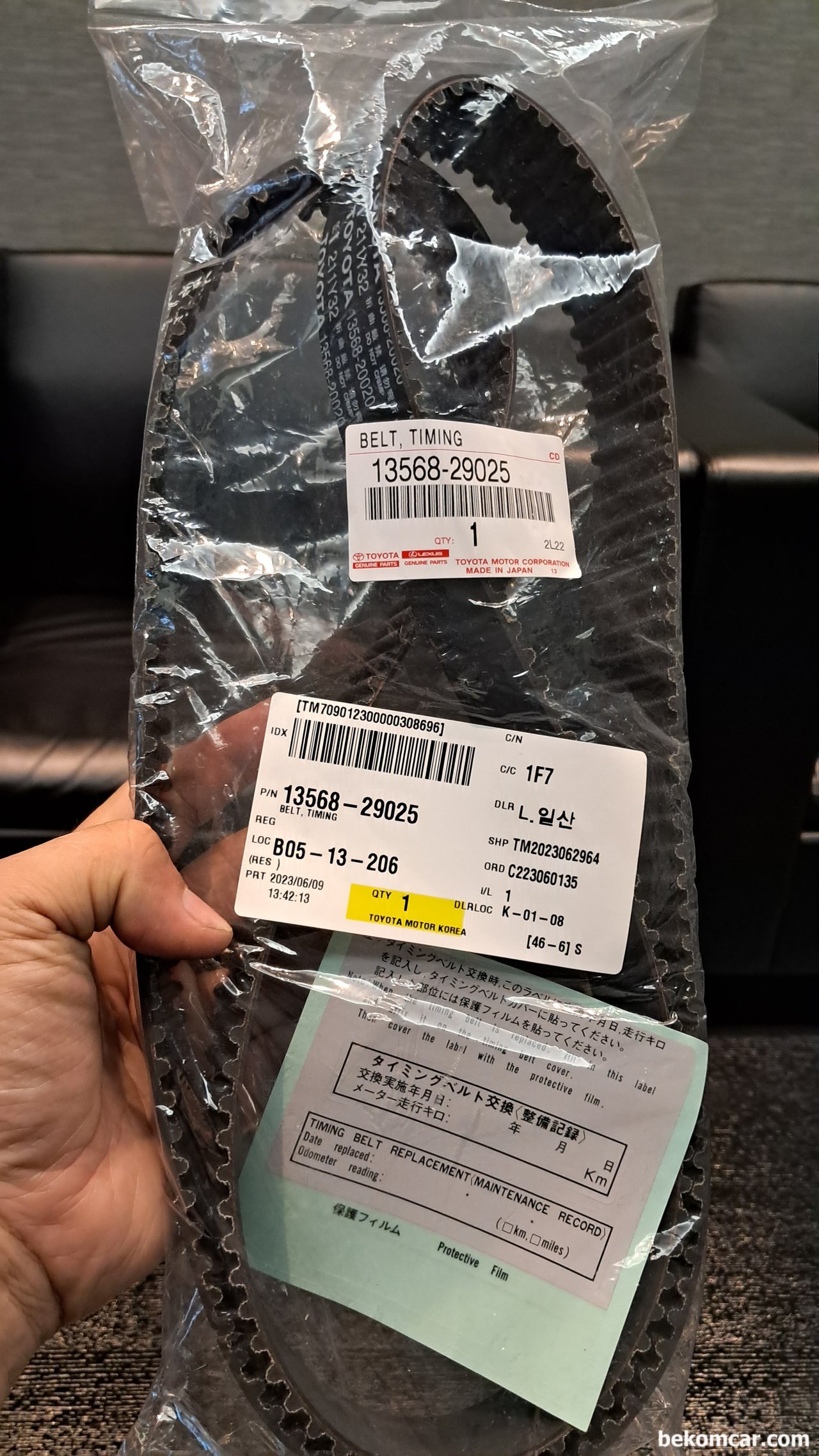 렉서스 ES330 타이밍벨트 교환 부품들, ES330 타이밍벨트이다. 세심하게 타이밍교환시점 키로수 및 날자를 기록하게 스티커도 있다. 렉서스 일산서비스 센터에서 타이밍벨트 세트를 구입했는데 나름 경험이 좋다.|贝科姆汽车 (bekomcar)