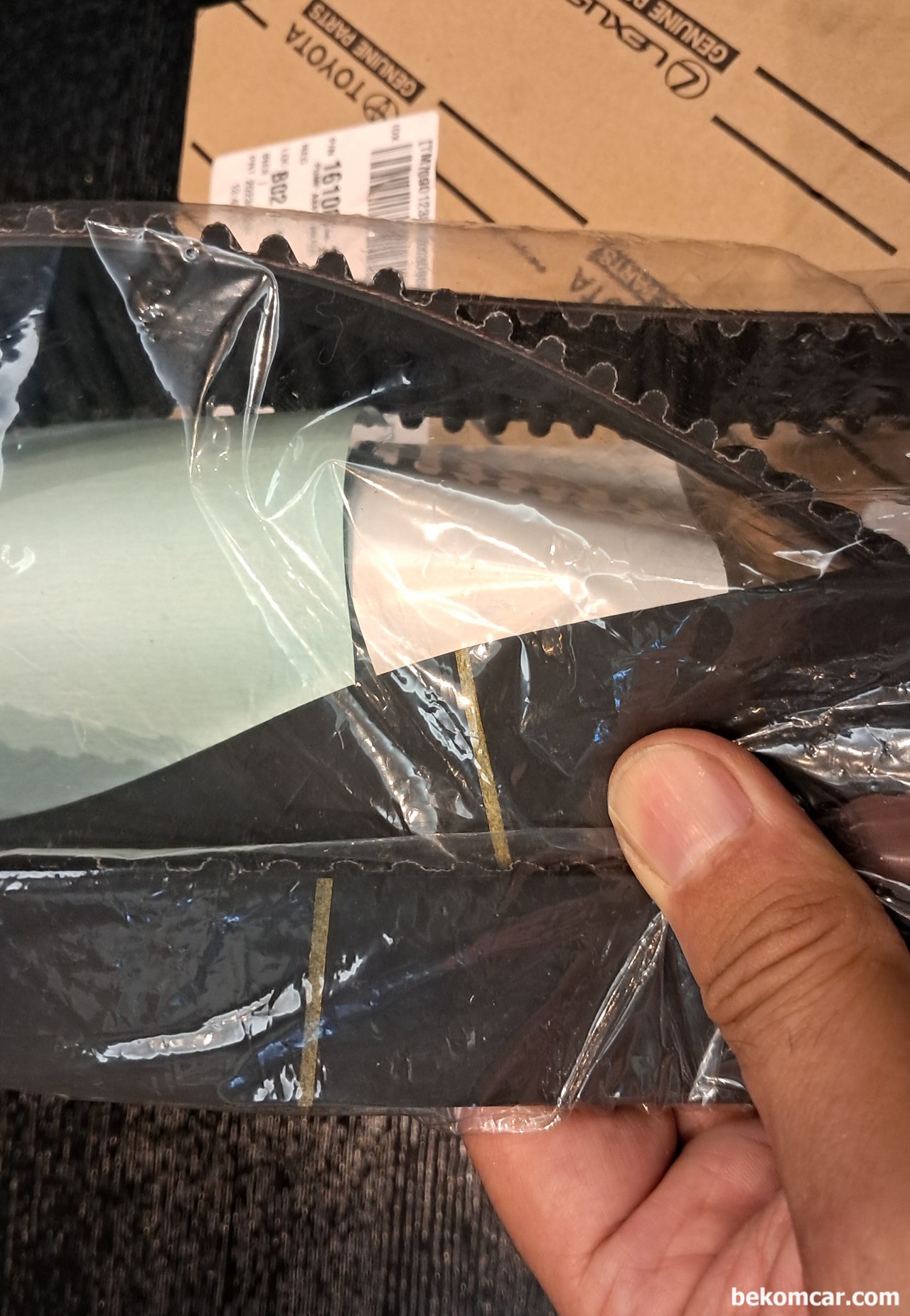 렉서스 토요타 타이밍벨트 교환시 4가지 확인사항, 타이밍벨트 장착시 필수 확인사항, 두 군데 캠새프트 위치맞추는 라인이다. 크랭크새프트 마킹과 캠새프트 마킹은 꼭 맞추어야 한다. 렉서스 토요타 타이밍벨트 교환시 4가지 필수 확인사항이다.|贝科姆汽车 (bekomcar)