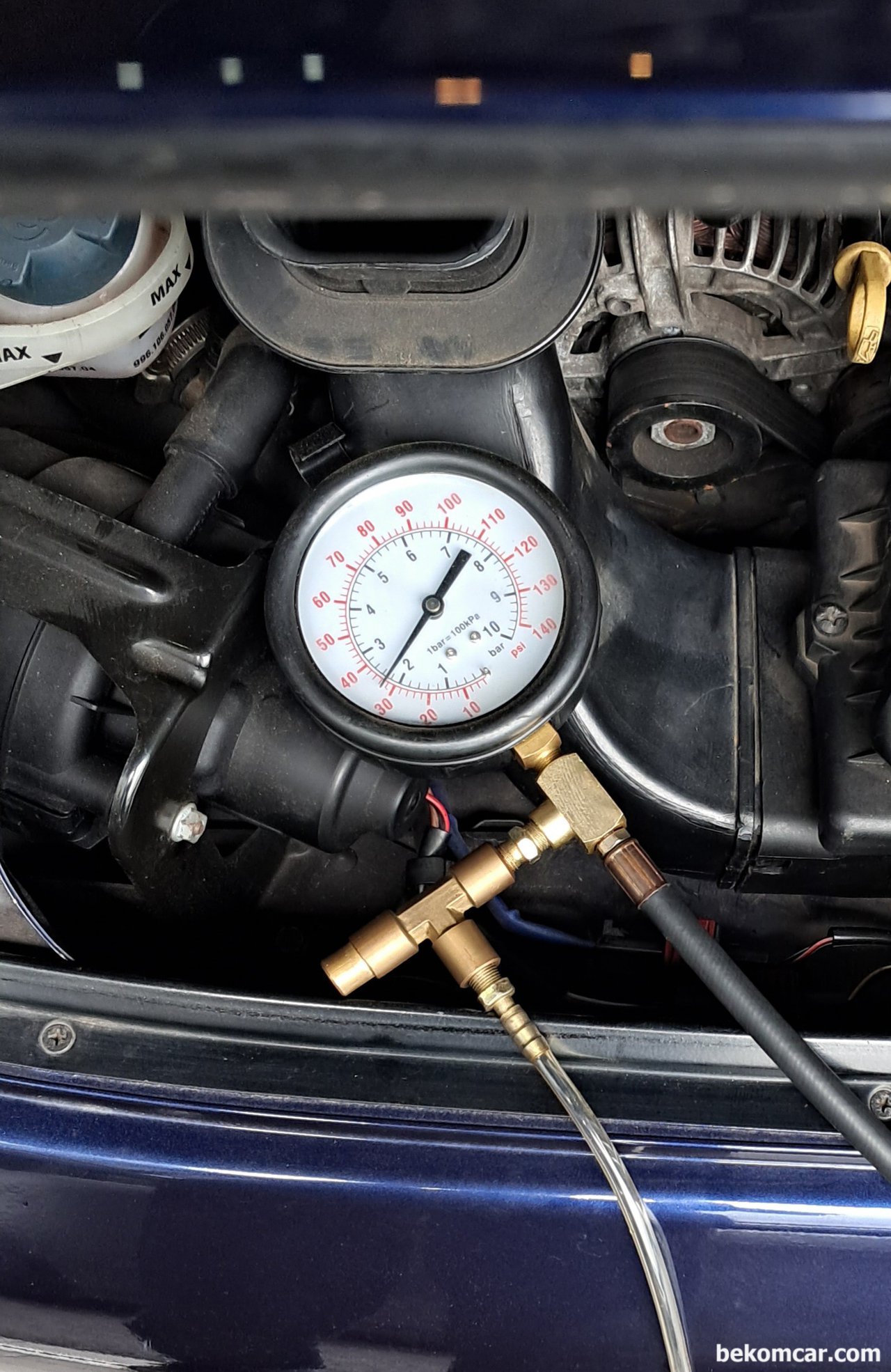 2002 포르쉐 911 연료압력이 32PSI 정도이다, 포르포르쉐 911차량은 연료압력이 여전히 32PSI 정도로 낮다. 연결부분등 리크는 없는것 같다. 30~40분 지나도 더 이상 압력이 떨어지지 않는다.|bekomcar.com