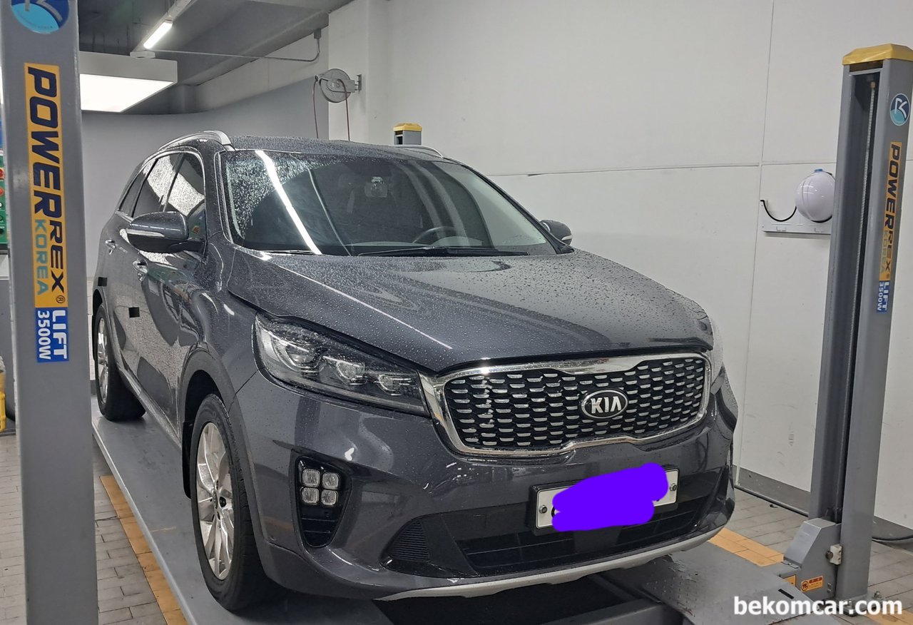 기아 쏘렌토 휘발유 2.0L 터보, 중고차 구매전 점검, 기아 쏘렌토 휘발유 2.0L 터보, 중고차 구매전 점검을 위해 리프트에 올리기 전 준비중이다.|bekomcar.com