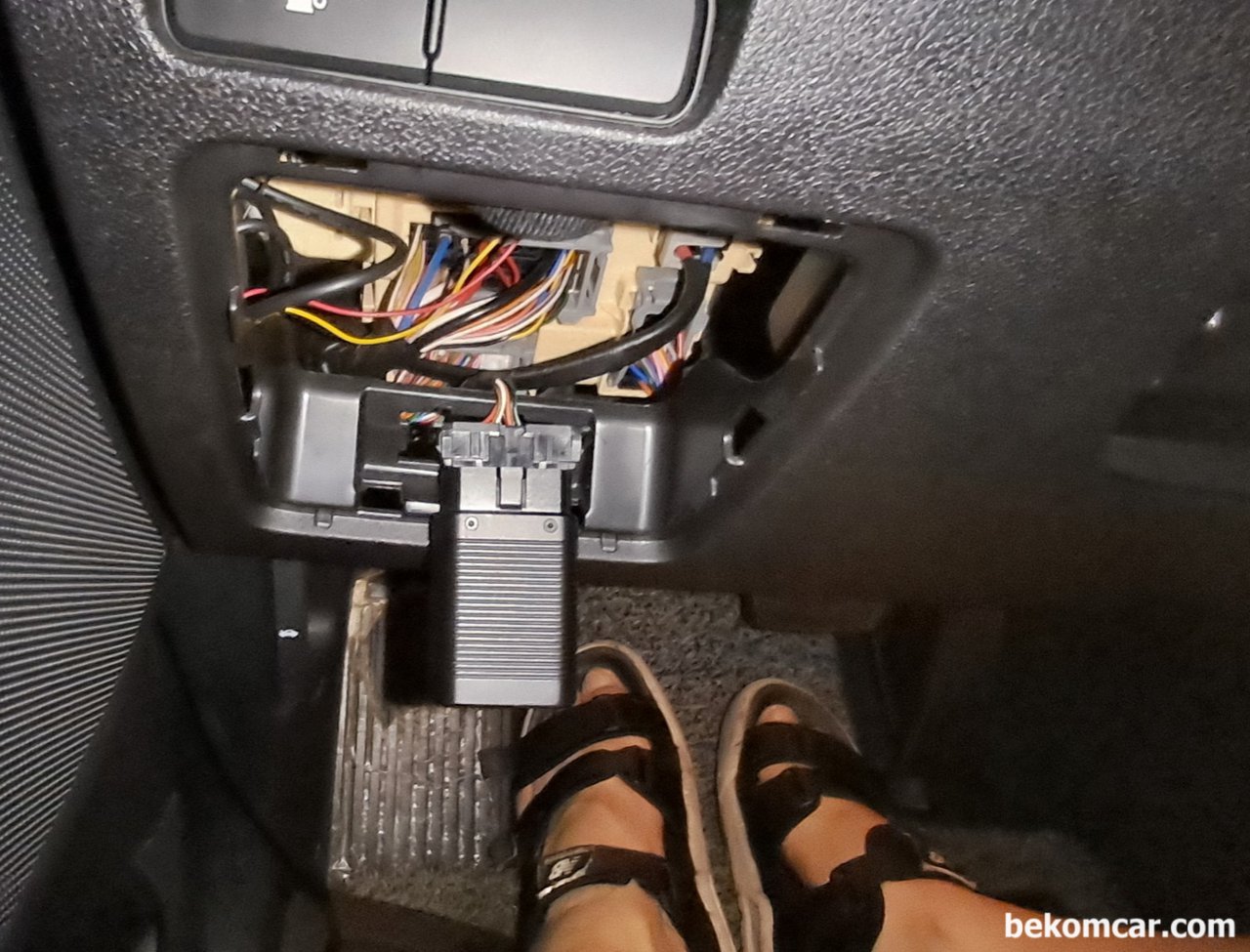 기아자동차 OBD2 포트 위지, 휴즈박스 커버열고, 진단기를 연결하는 DLC OBD2가 위치해 있다. 대부분 기아자동차 (쏘렌토 등) 에 해당된다. 보통은 운전석 아래쪽 부분에 위치해 있다. 이 쏘렌토의 경우 OBD2 단자가 고정될 자리를 벗어나 붕 떠있다.|bekomcar.com