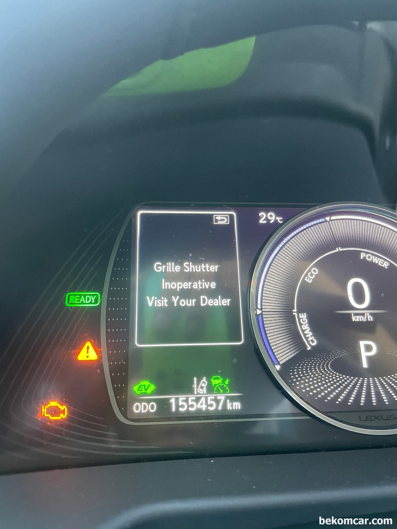 렉서스 2018년 ES300H 엔진경고등과 함께 Grille Shutter Inoperative 떠요. 갑자기 경고등이 있어 걱정입니다. 렉서스 센터 가봐야 할까요?, 렉서스 2018년 ES300H 약 15만키로 주행, 엔진경고등 과 그릴 메시지 Grille Shutter Inoperative. Photo: Courtesy of 파랑새, LCK|بيكومكار (bekomcar)