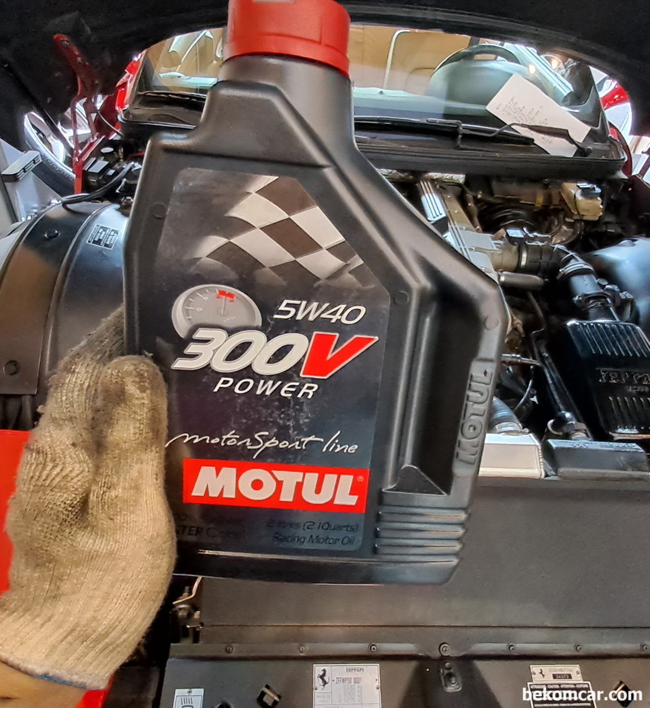 스포츠카 페라리 M456, 엔진오일 Motul 300V 교환, 페라리 M456 엔진오일교환등 여러가지 작업을 하고 있다. 엔진오일은 Motul 300V 5W-40 이다.|بيكومكار  (bekomcar)