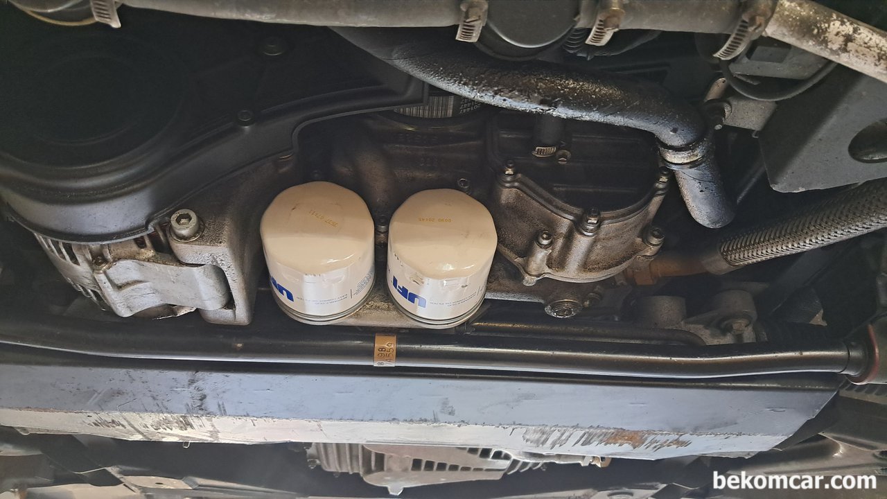 스포츠카 페라리 M456, 엔진오일 Motul 300V 교환, 스포츠카 페라리 M456 엔진오일교환시, 오일필터도 2개 도 교체해준다. 엔진오일은 Motul 300V 5W-40 이다.|بيكومكار  (bekomcar)
