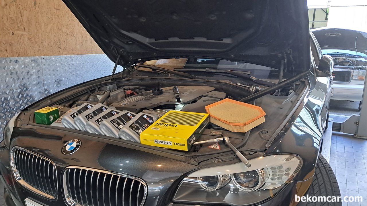 BMW F10 2010 530i 엔진오일교환, BMW F10 2010 530i 엔진오일교환 이다. 오일필터 그리고 에어필터까지 교환한다.|bekomcar.com