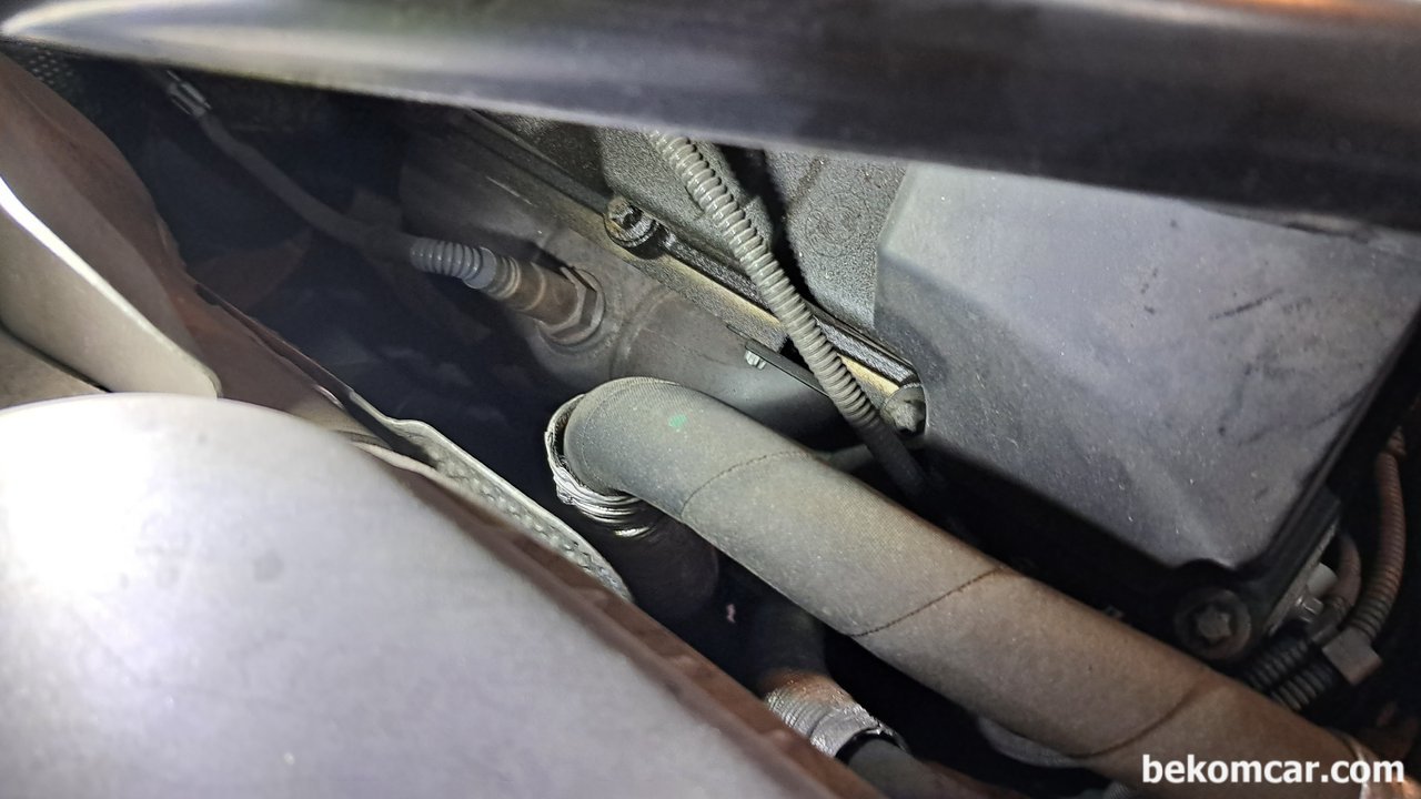 BMW F10 2010 530i 엔진오일교환, 엔진오일 교환후 누유등 포함하여 엔진룸 점검을 한다. 베콤카 오일교환 서비스차량은 BMW F10 2010 530i 이다.|bekomcar.com