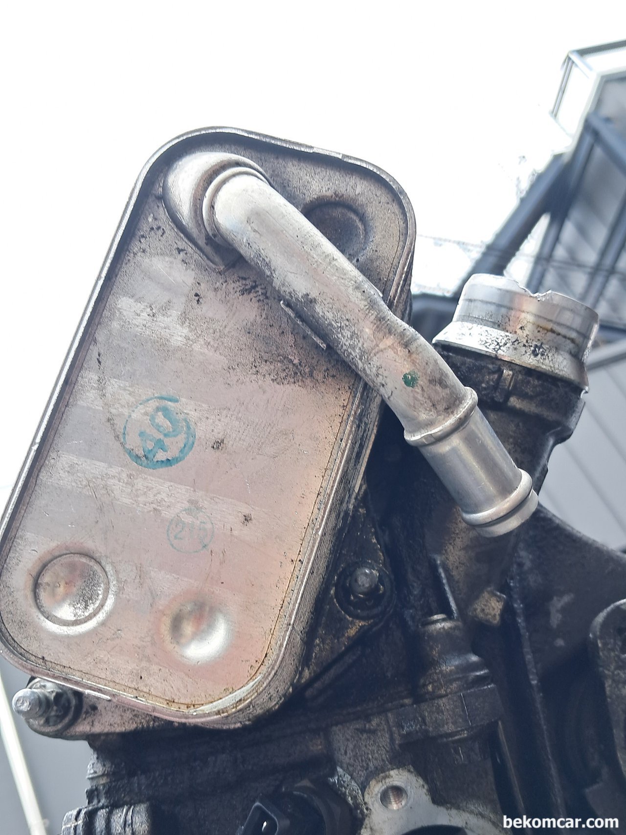 BMW 오일필터 및 쿨러 하우징 누유 작업부분, 다른 각도에서 BMW 오일쿨러 설치된 상태를 살펴본다. 오일 누유시 어렵지 않게 가스켓 교환이 가능하다. 경우에 따라서는 오일쿨러 필터하우징어셈블리 로 교환을 하기도 한다.|베콤카 (bekomcar.com)