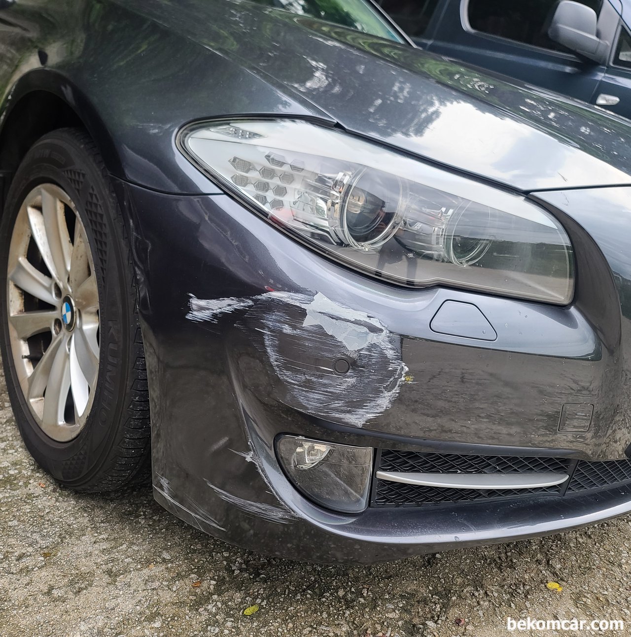 범퍼도색 전 후 비교, BMW F10 528i 범퍼수리 사례, BMW F10 528i 범퍼수리 사례로, 도장하기 이전의 상태이다.|ベコムカー (bekomcar)