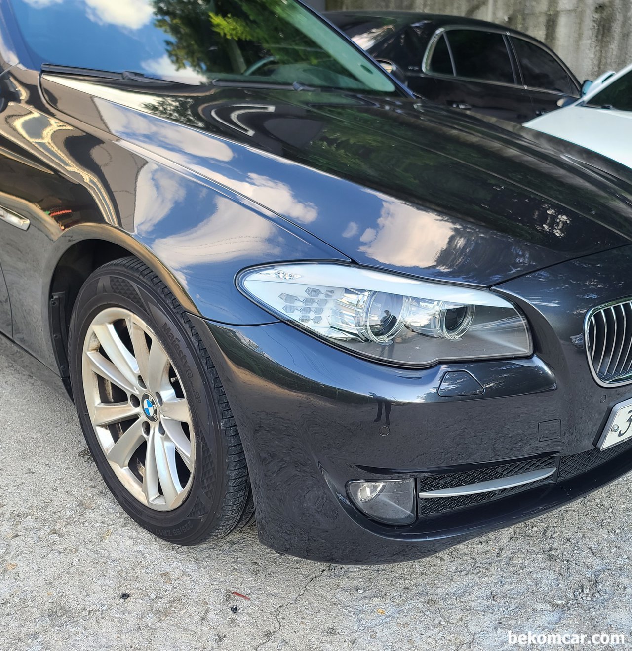 범퍼도색 전 후 비교, BMW F10 528i 범퍼수리 사례, BMW F10 528i 범퍼도장후의 사진이다. 아주 깔끔하게 잘 처리되었다. 도장은 색 조합, 청정룸 과 열처리 설비가 제대도 갖추어진곳에서 하는것이더 좋다.|ベコムカー (bekomcar)