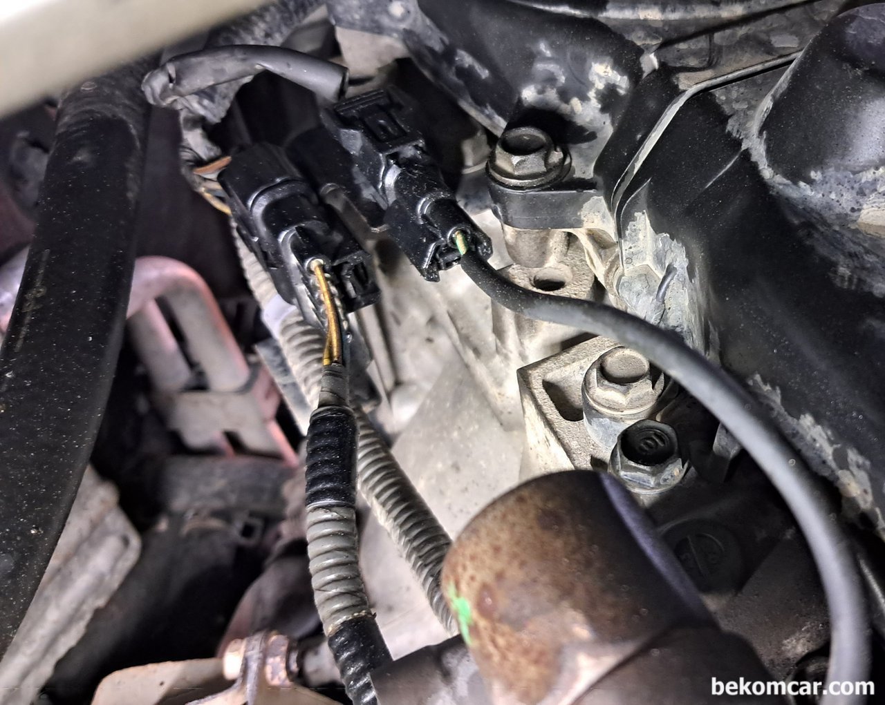 혼다 V6 VTEC 스풀밸브 가스켓교환시 참고사항, 혼다 V6 VTEC스풀밸브 가스켓교환시 탈거할 코넥터들을 실제 차량에서 바라보는 위치이다. 위치가 좀 불편해서 코넥터 탈거시 문어처럼 몸을 움직여야 한다.|ベコムカー (bekomcar)
