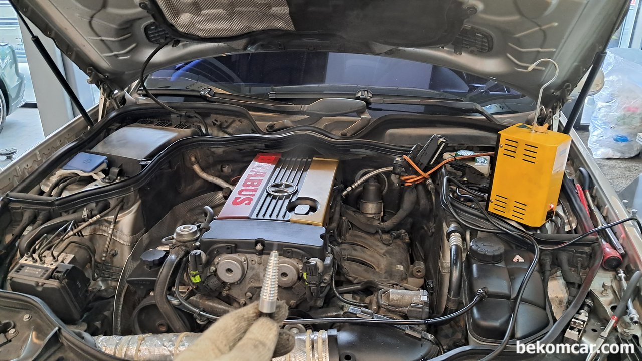 고 RPM시 희박상태가 정상으로, 내연기관 차량공통 적용, 벤츠 E200K W211 은 희박 (P0171). 농후(P0172) 고장코드로 많이 알려져 있다. 도둑공기 가 있는경우 진공호스등 기본점검도 하지만 우선 스모크테스트 을 통하여 체계적으로 도둑공기 유입처를 알아내는것이 시간을 절약하는 길이다.|ベコムカー (bekomcar)
