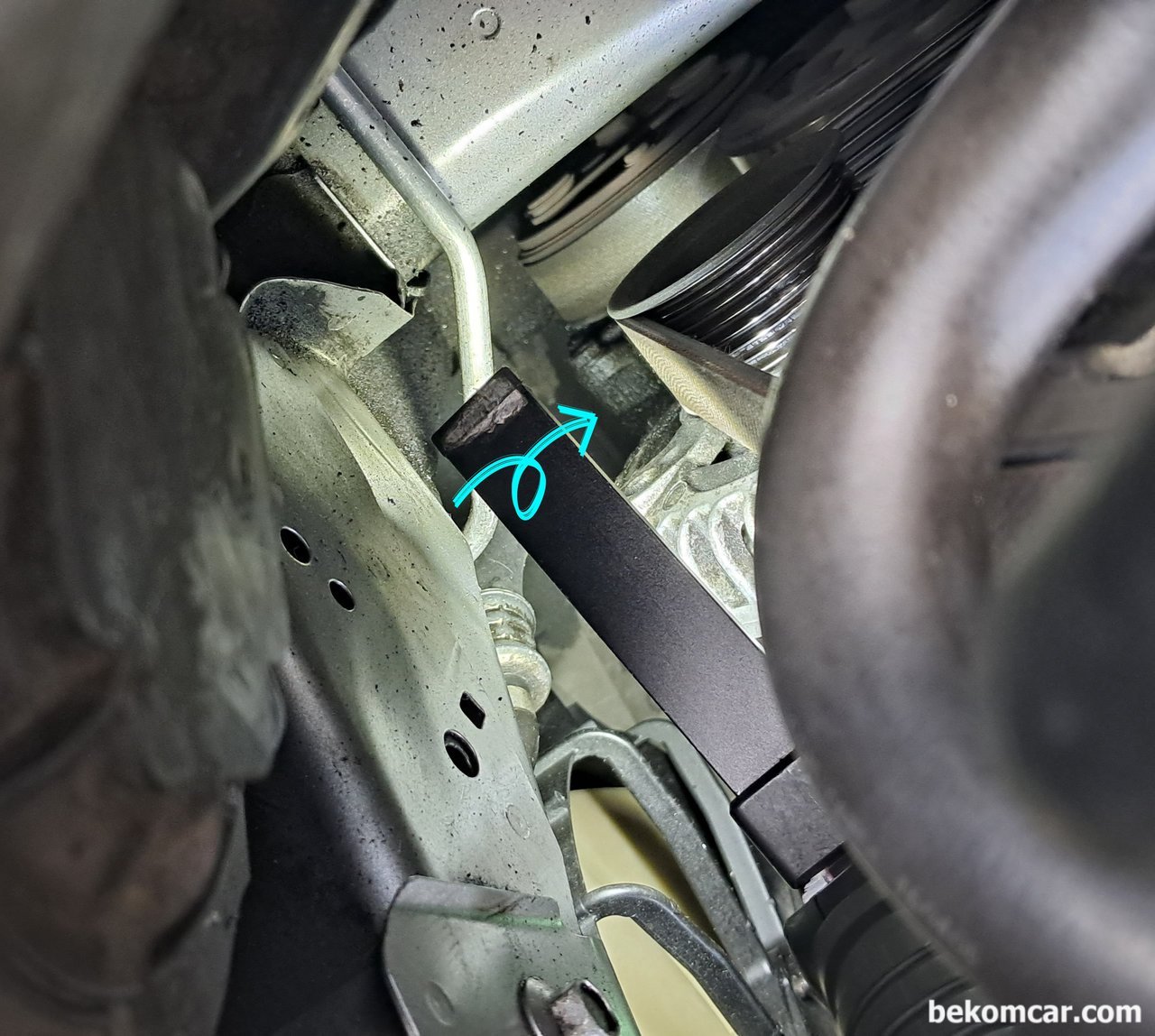 혼다 CRV 3세대 엔진룸 탄냄새 와 연기진단, VTC 스트레이너 가스켓 경화로 인한 누유가 가장아래 AC컴프레서까지 흘러서 열 받으면 탄 냄새가 나고 연기까지 발생하고 있다. 베콤카의 긴급 현장방문 진단서비스 이다.|ベコムカー (bekomcar)
