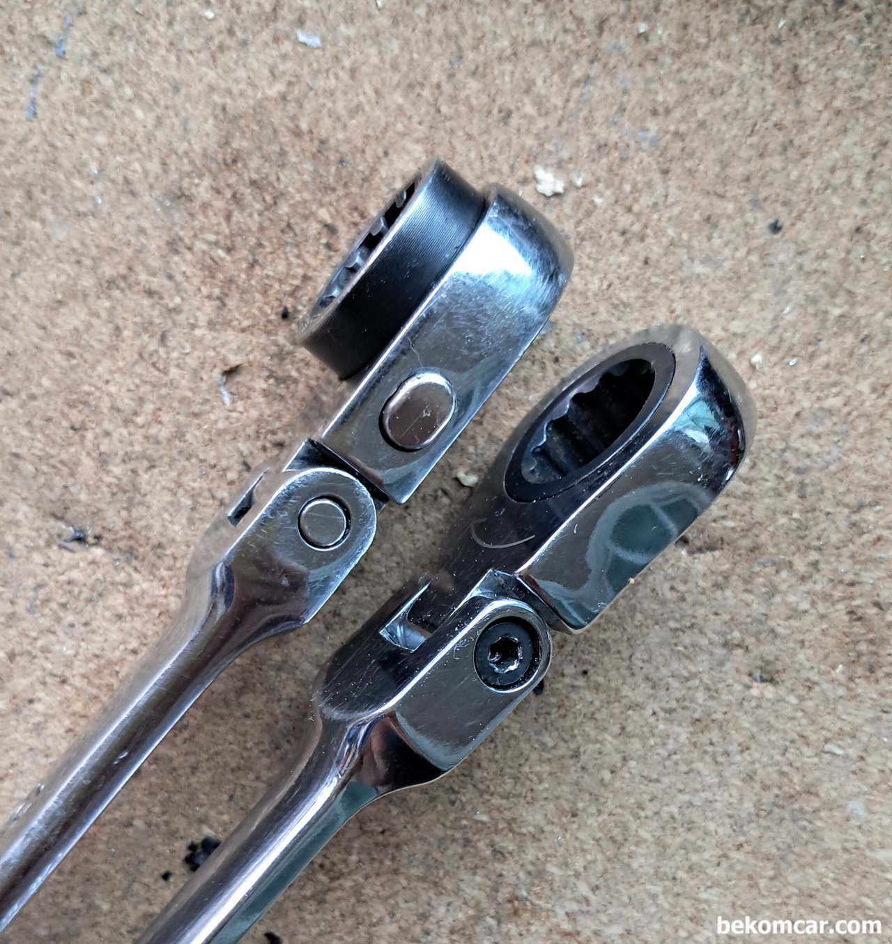 혼다 시빅 8세대 2.0, 소음진단 아이들러풀리 원인, 정비사의 필수품인 Flexible Spline Ratchet Wrench 중 12mm x 14mm 이다. 베콤카의 모든 엔진룸 작업에 사용하는 필수 수공구이다. 덕분에 다치지 않고 쉽게 작업한다. 일반적인 라쳇과 비교하면 차이를 알수있다.|ベコムカー (bekomcar)