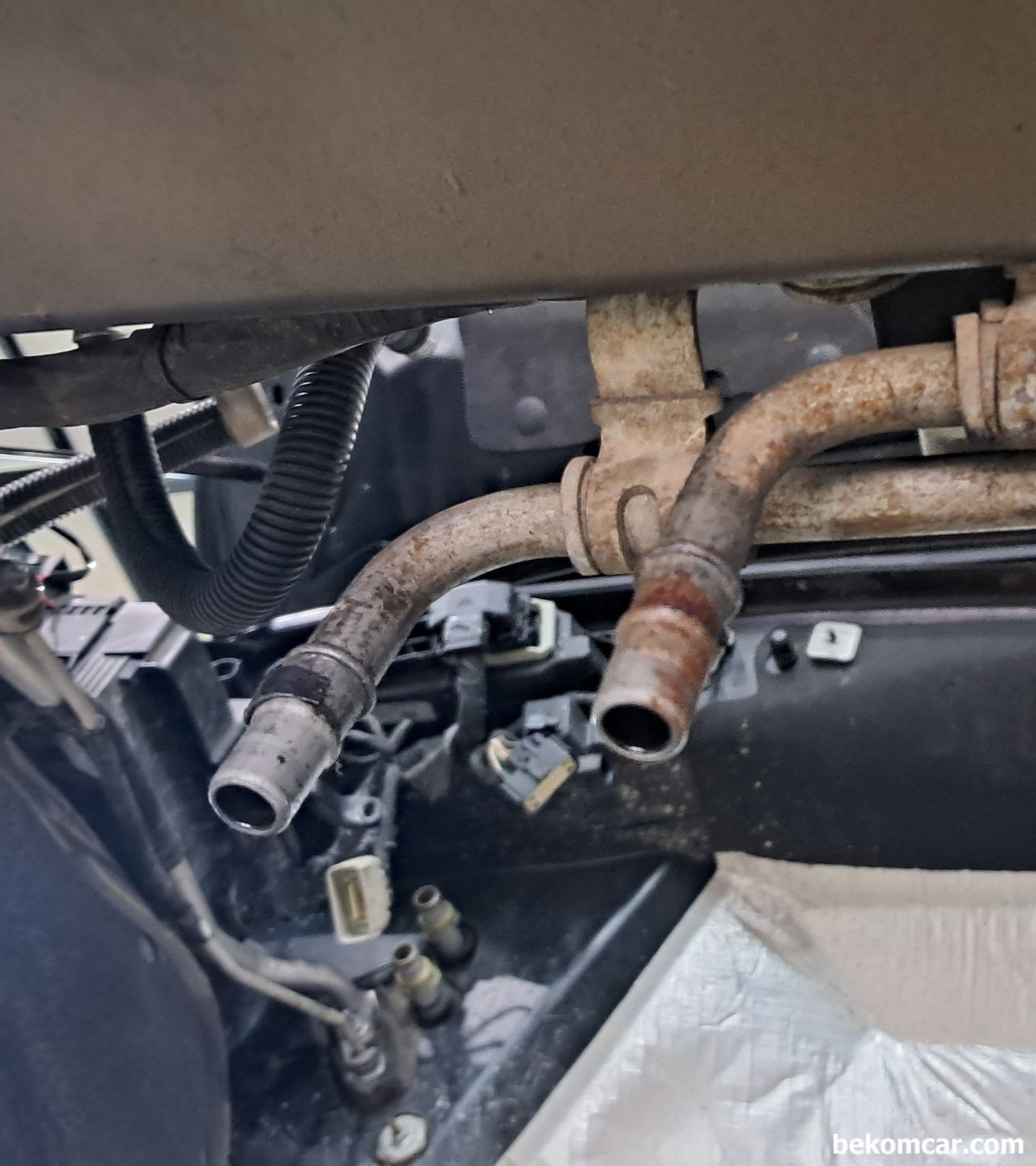포드 F150 6R80 미션쿨러라인 코넥터 부러짐 주의, 포드 Ford F150 6R80 픽업트럭의 미션쿨러라인 코넥터 탈거시 주의점은 부스러지기 쉽다는 것이다. 사진은 쿨러라인 코넥터 윗 부분이다.|베콤카 (bekomcar.com)